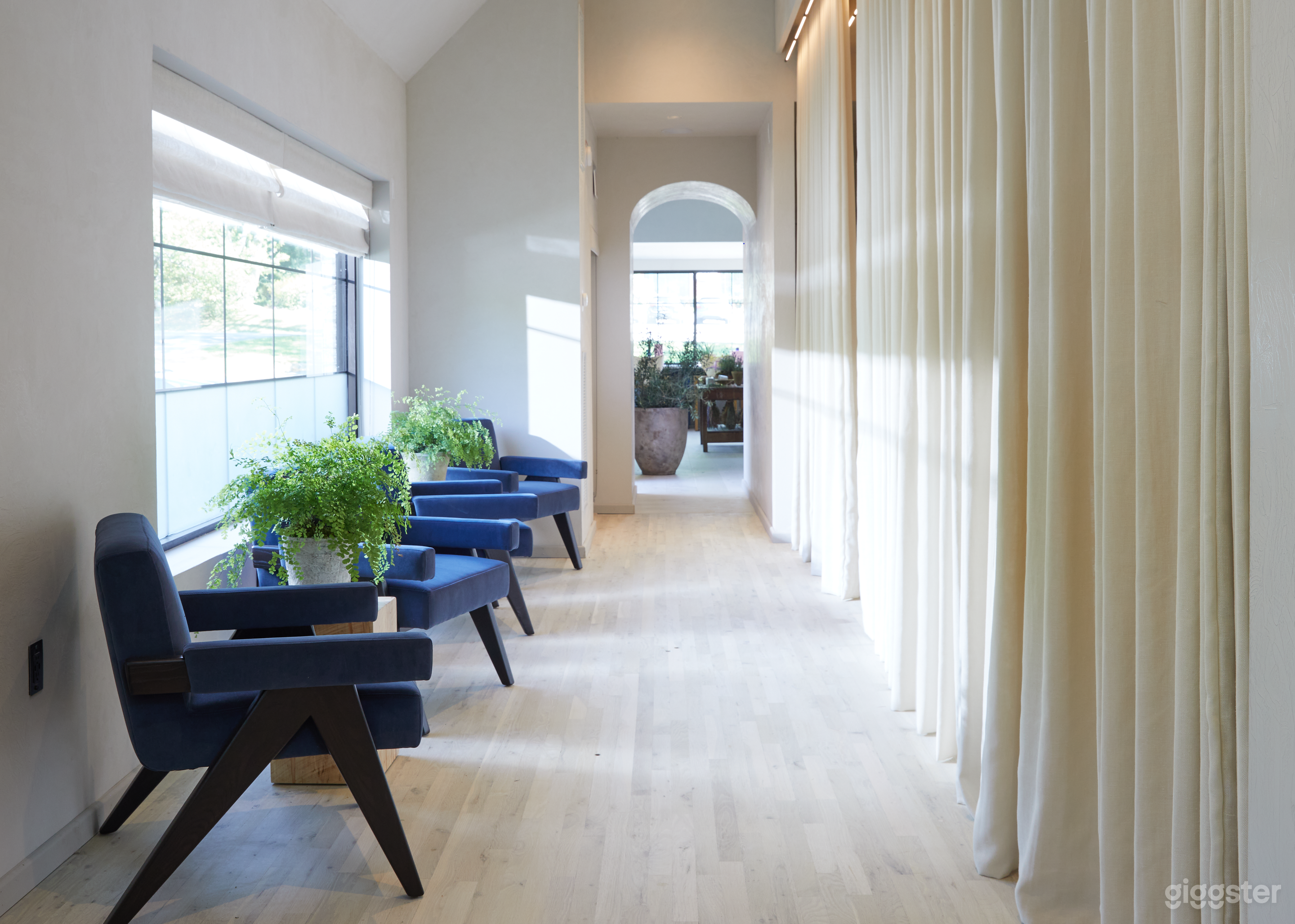 East Hampton Beautifully Renovated Spa Photo 4