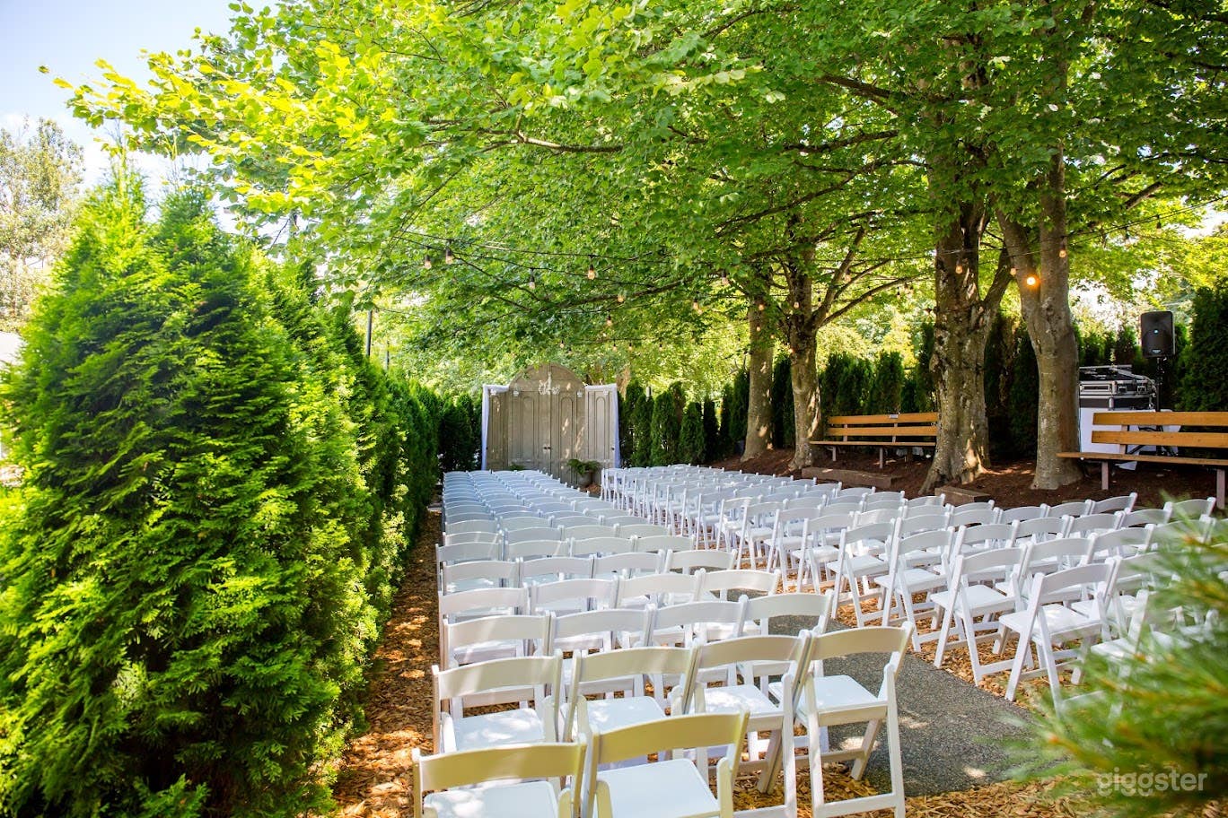 Bridal park with Vintage style doors Photo 2