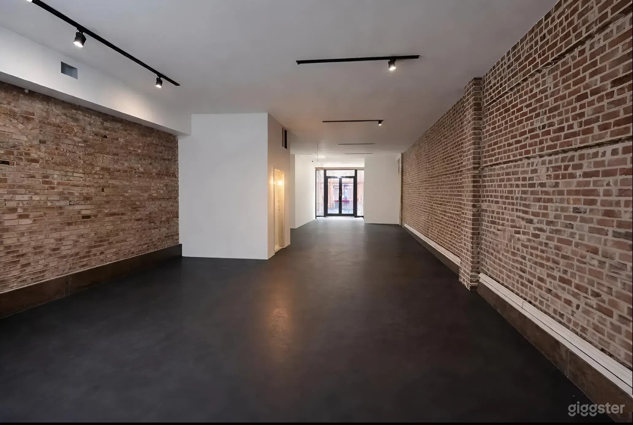 1,400 sq ft Ground-Floor Storefront with Full Glass Front Photo 2