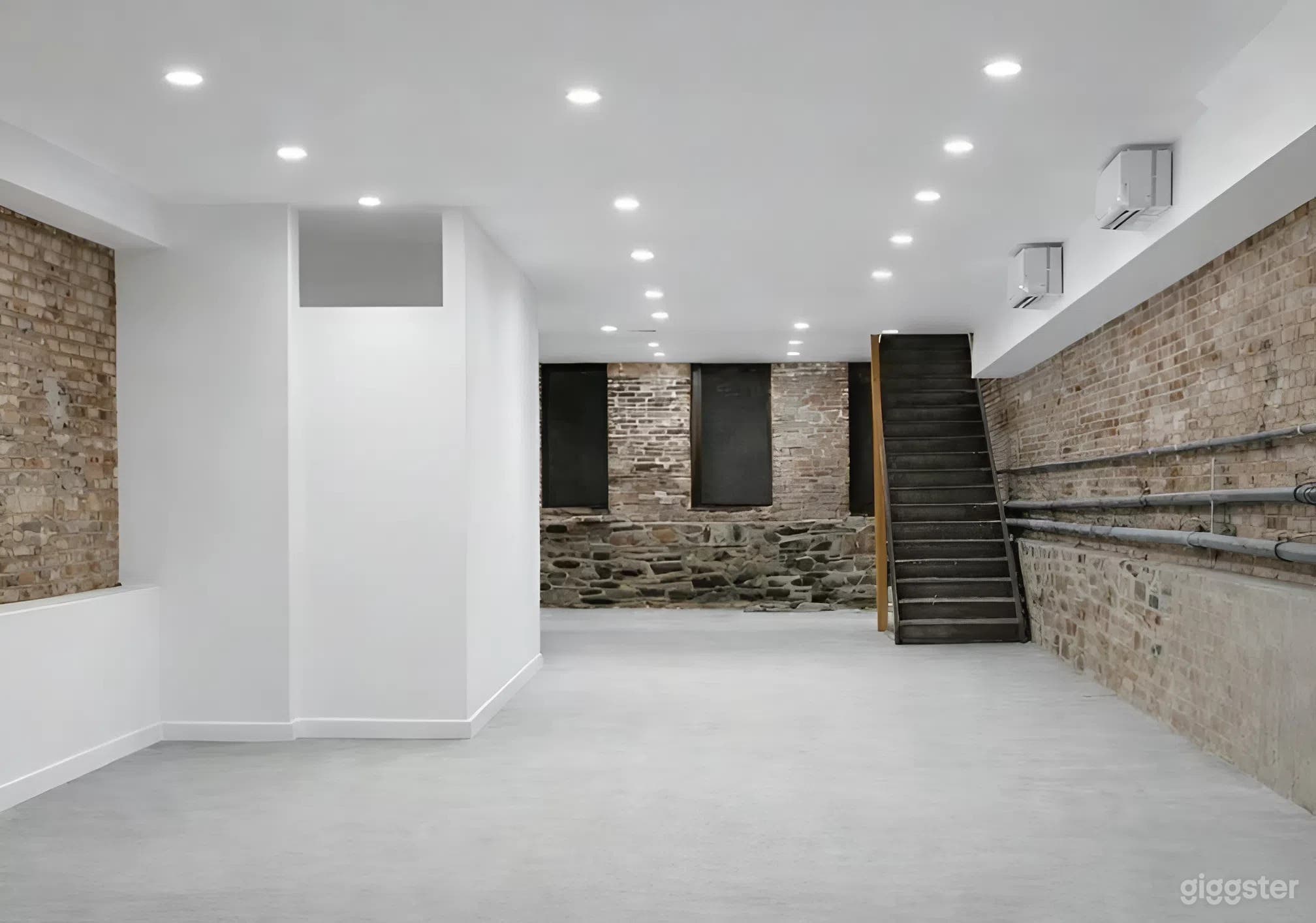 1,400 sq ft Ground-Floor Storefront with Full Glass Front Photo 4