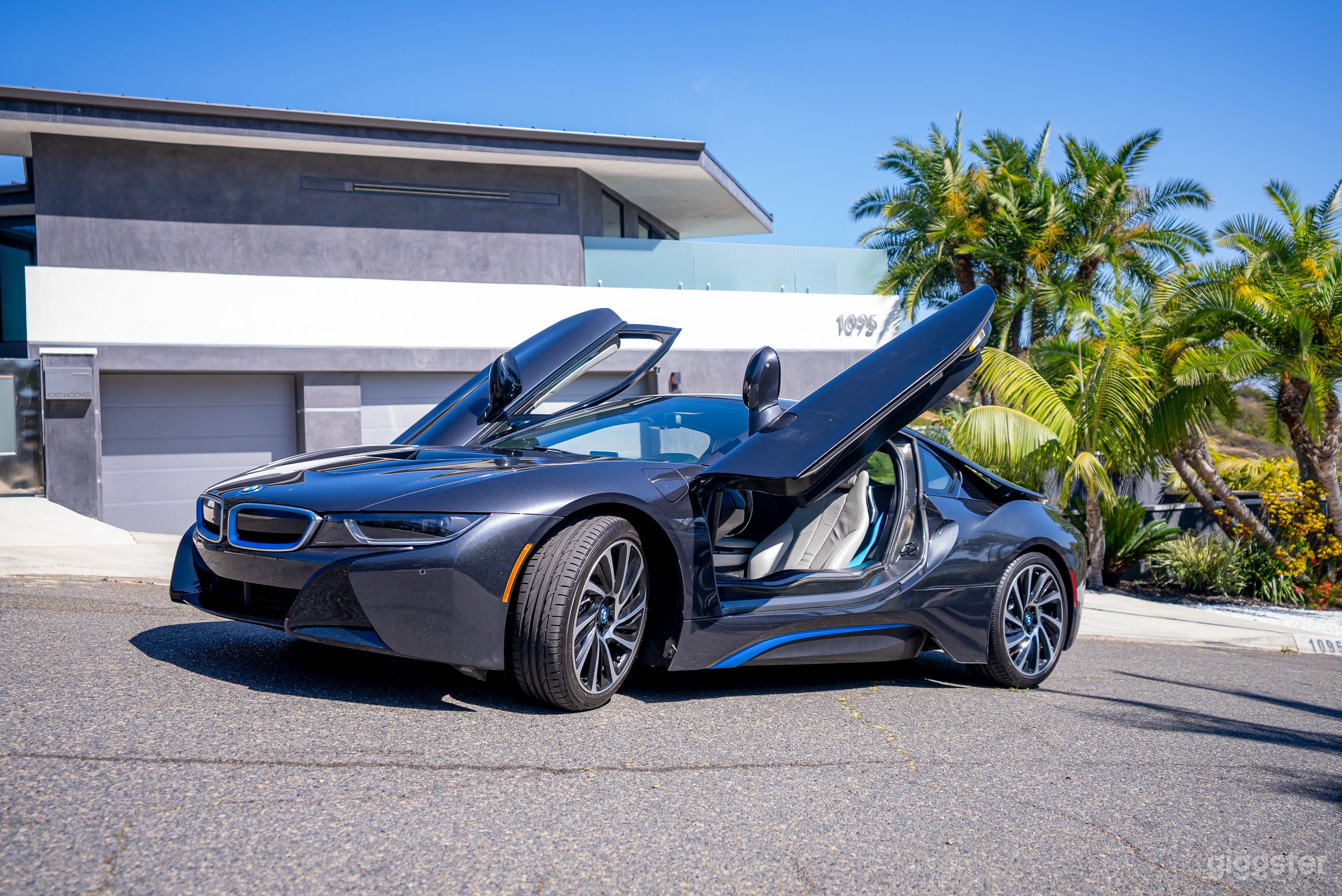 BMW i8 Hybrid Supercar Photo 2