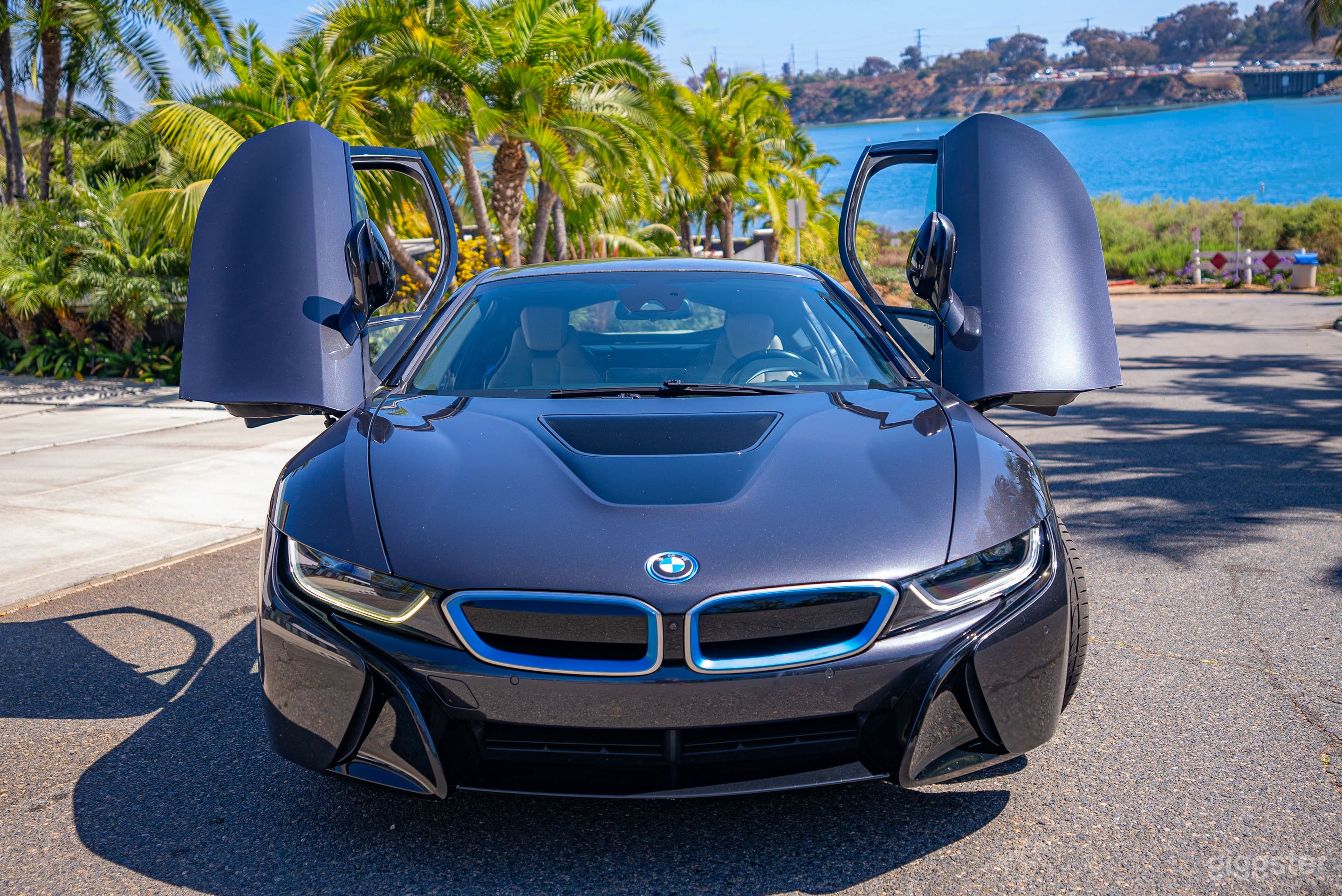 BMW i8 Hybrid Supercar Photo 1