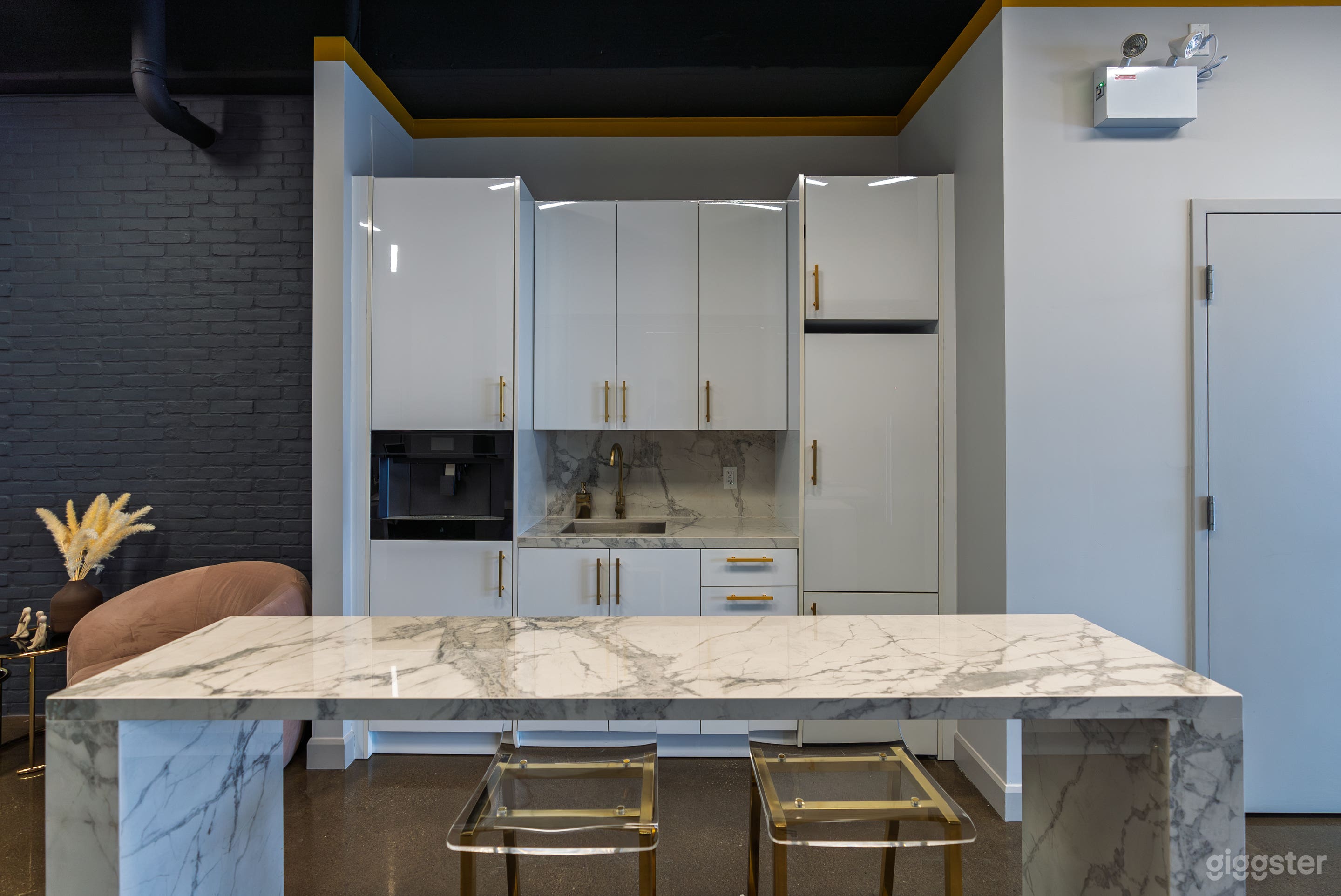 High-End Office Located In The Heart Of Woodbridge Photo 1