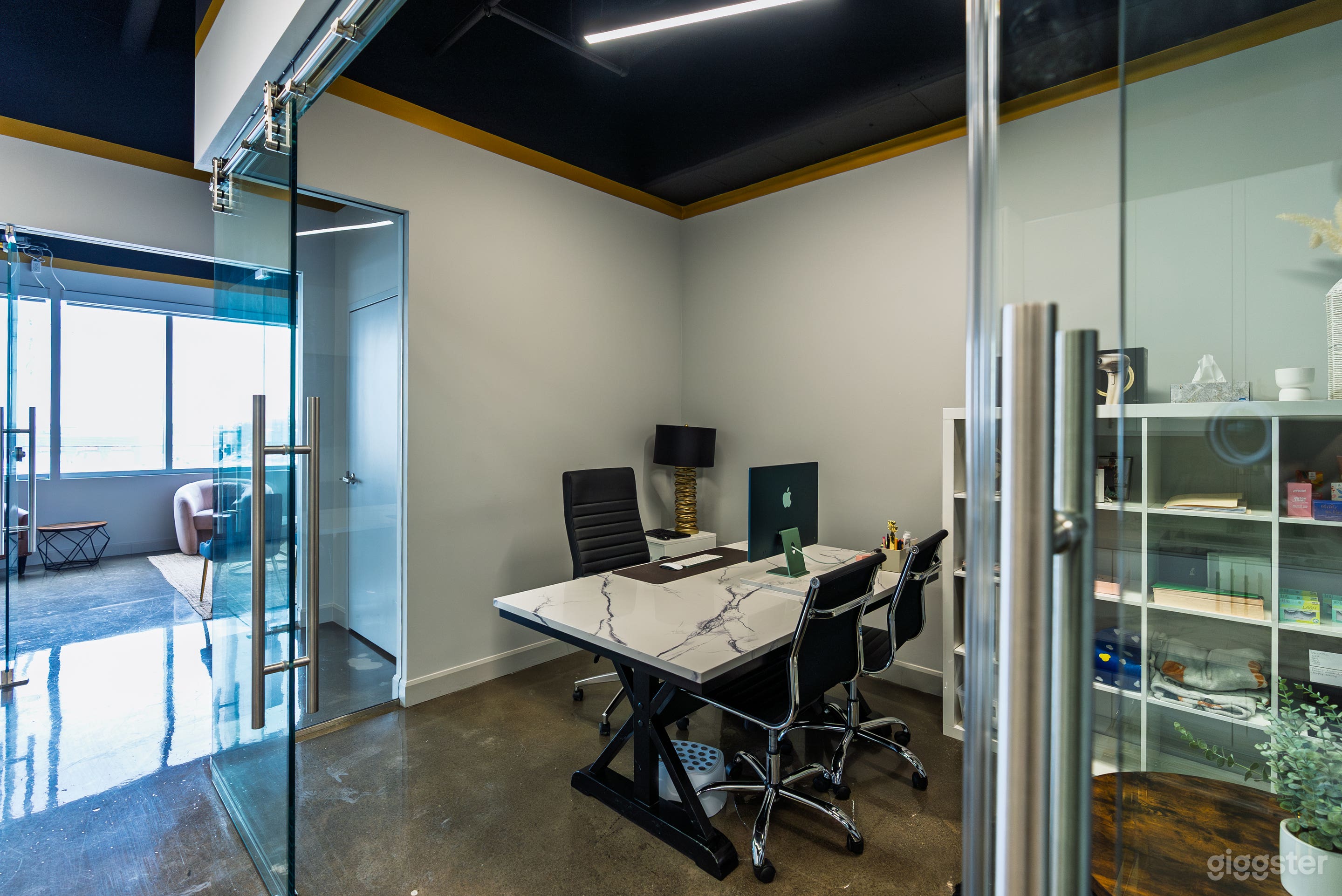 High-End Office Located In The Heart Of Woodbridge Photo 3