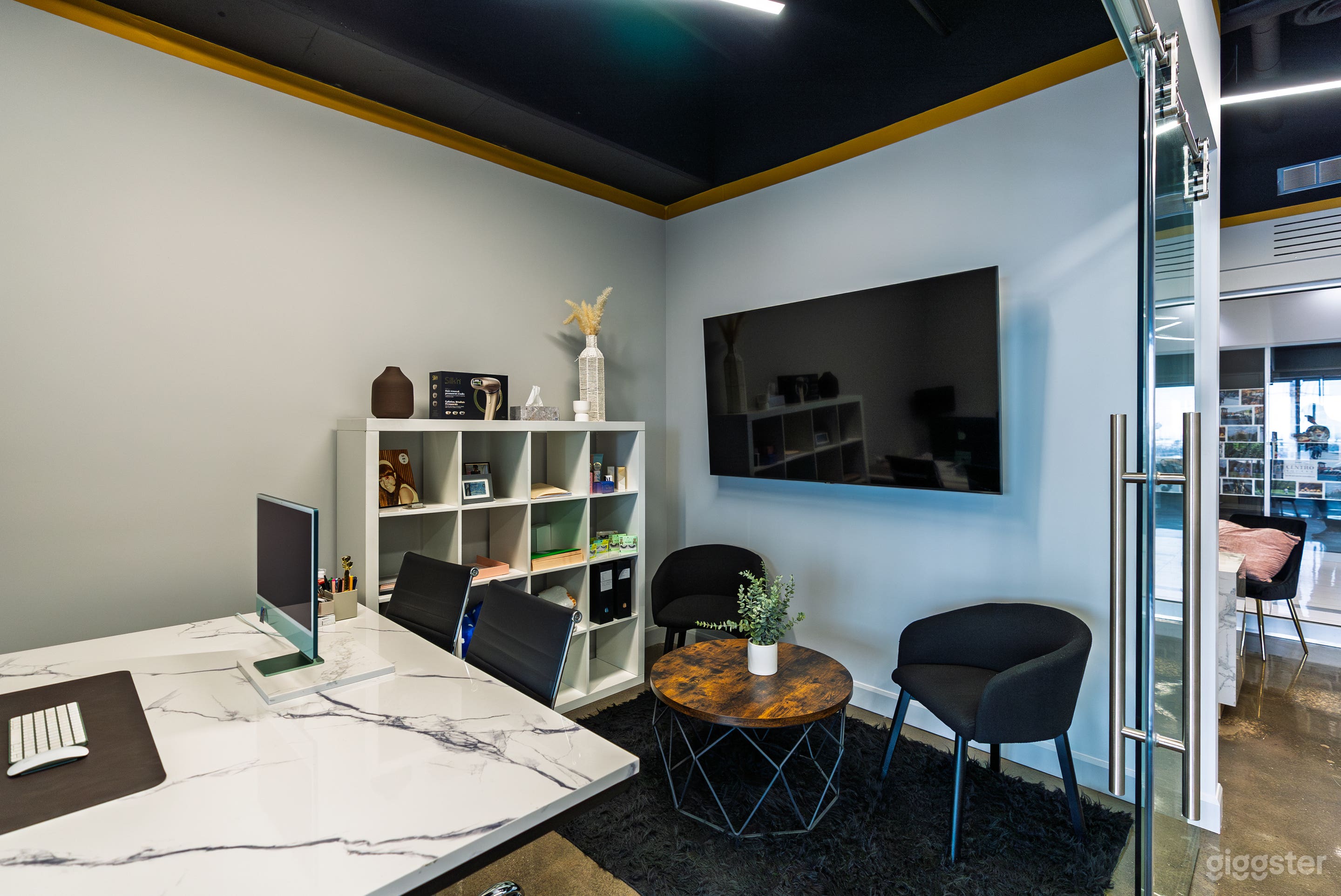 High-End Office Located In The Heart Of Woodbridge Photo 4