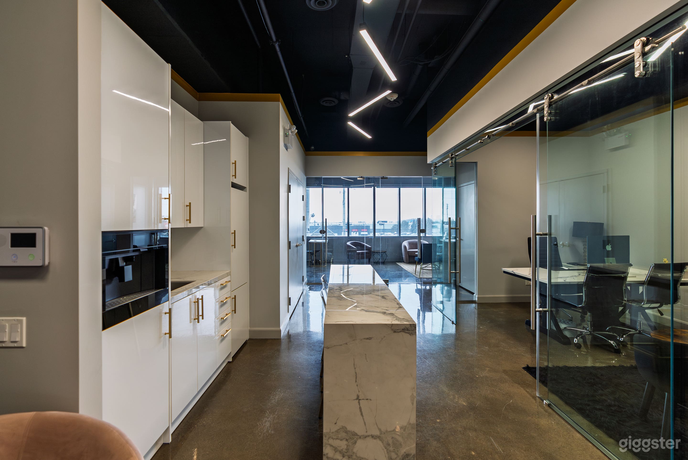 High-End Office Located In The Heart Of Woodbridge Photo 2