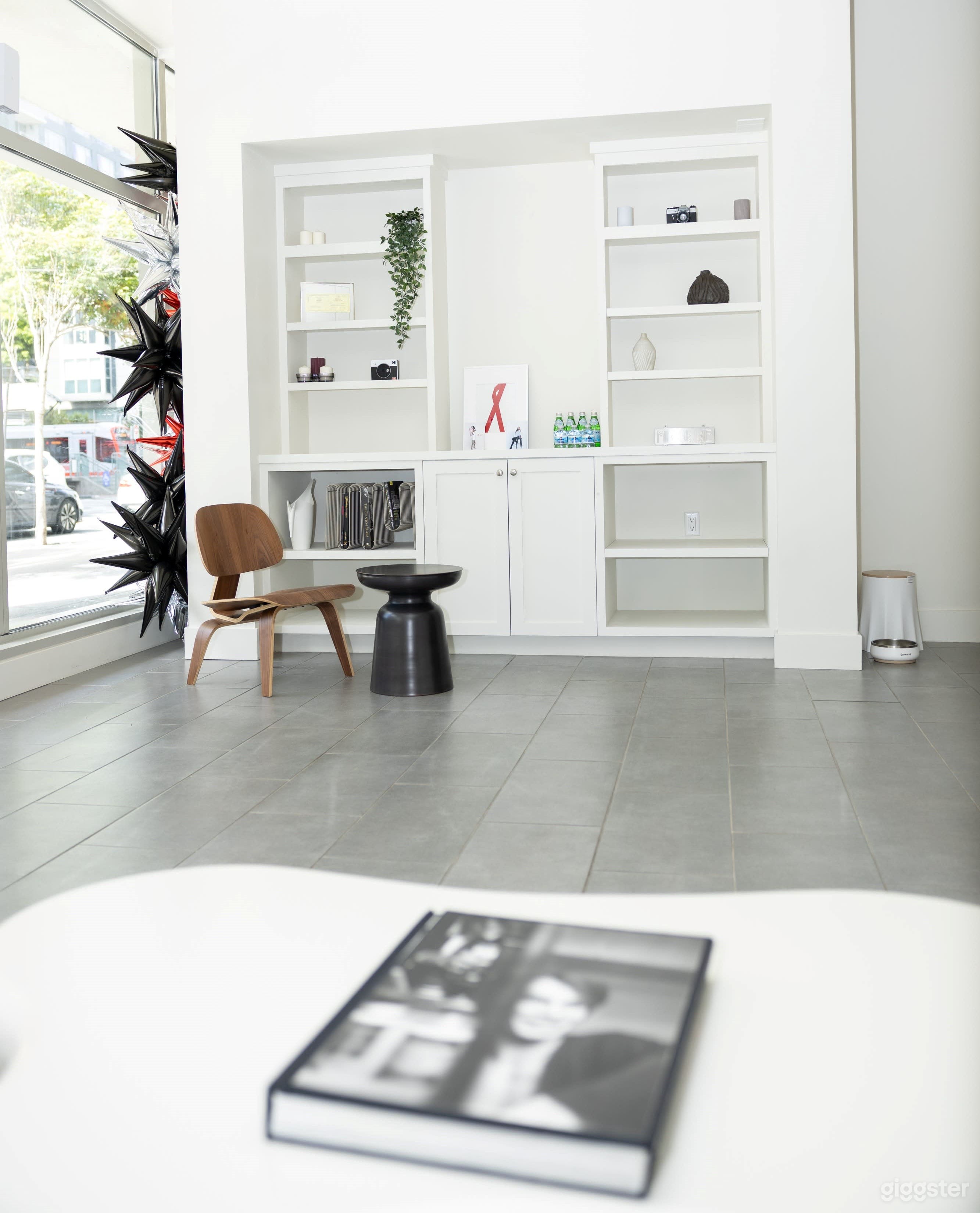 Photography Studio with Camera Tripod &amp; Lounge Photo 1