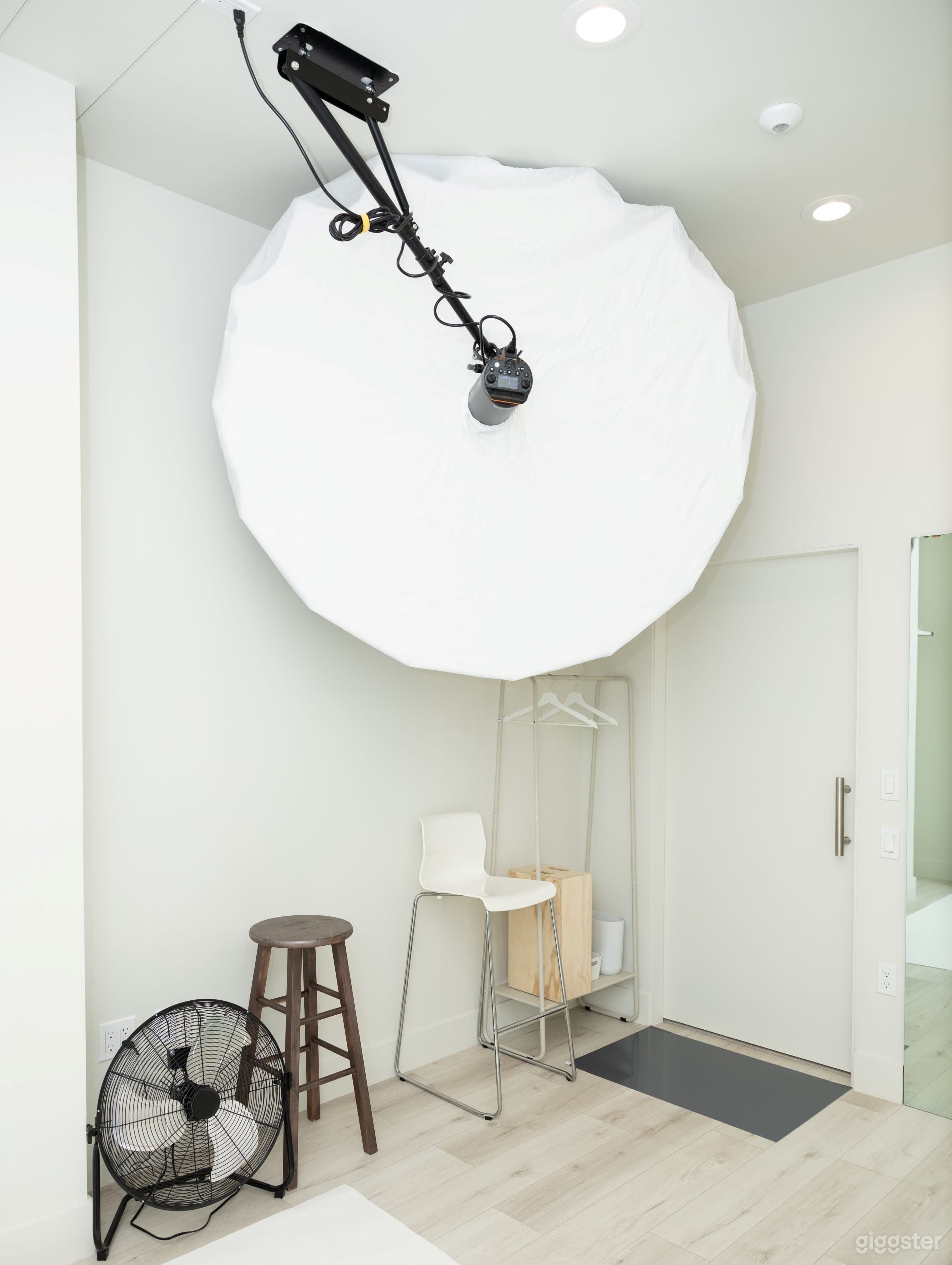 Photography Studio with Camera Tripod &amp; Lounge Photo 2