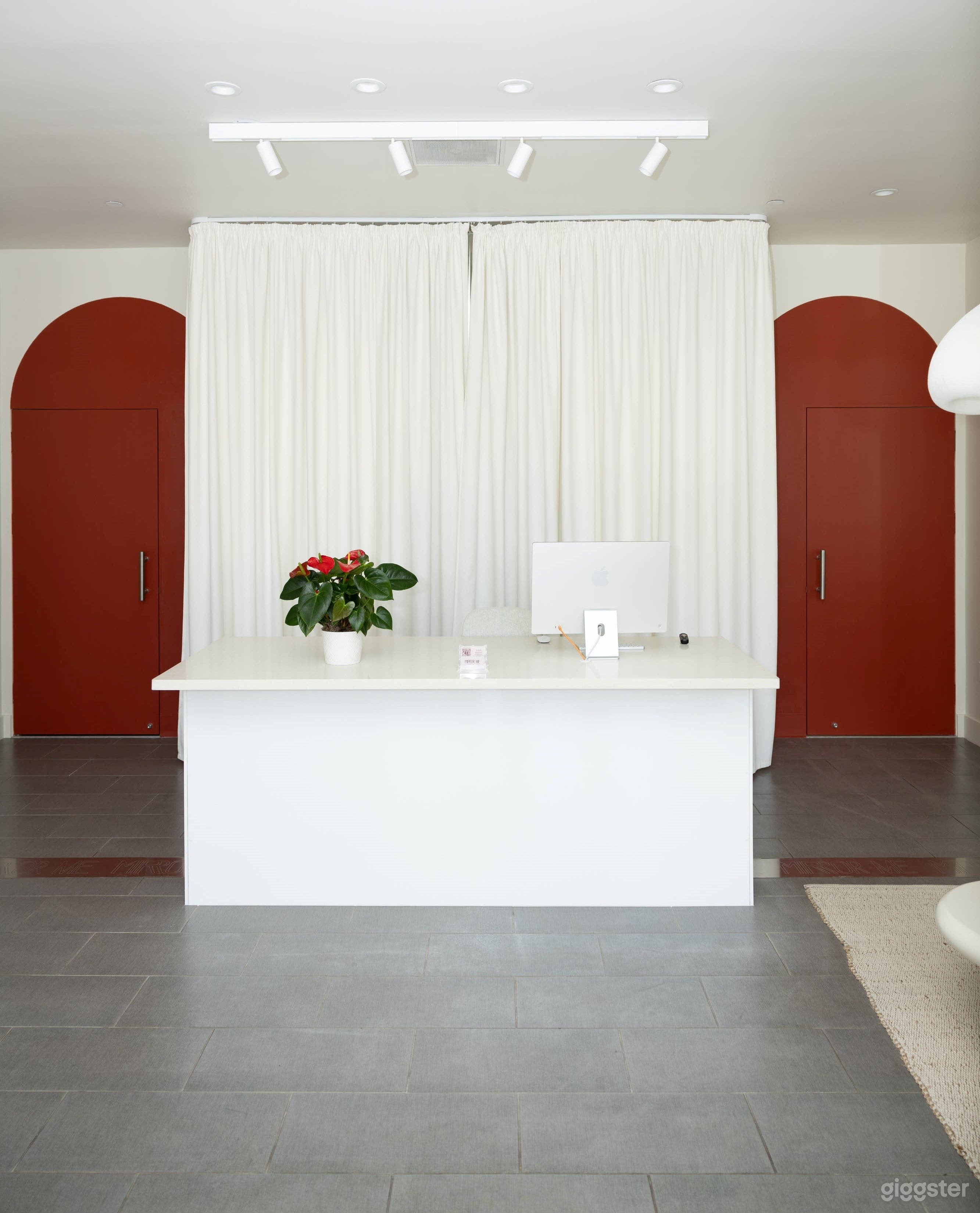 Photography Studio with Camera Tripod &amp; Lounge Photo 3