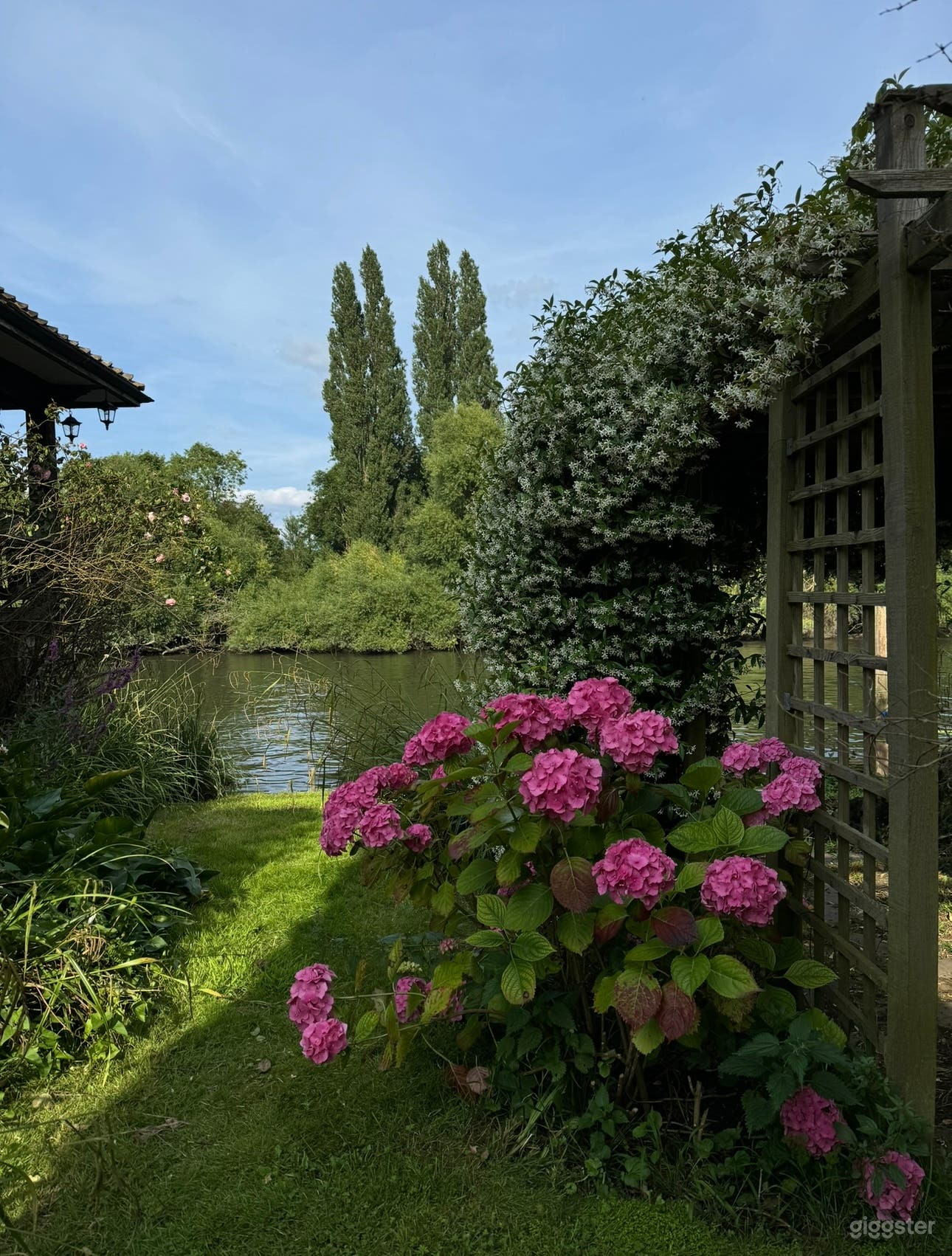 Riverside Property with Boathouse and Large Garden Photo 3
