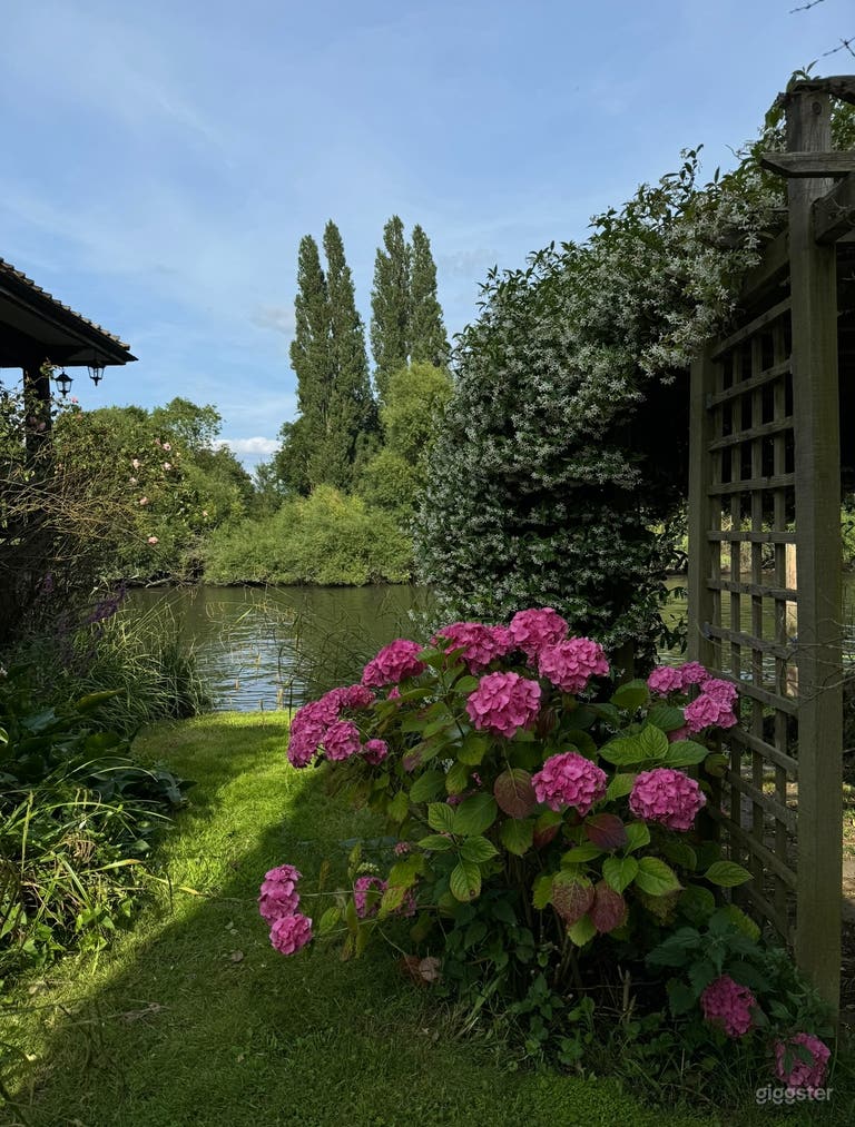  Riverside Property with Boathouse and Large Garden 