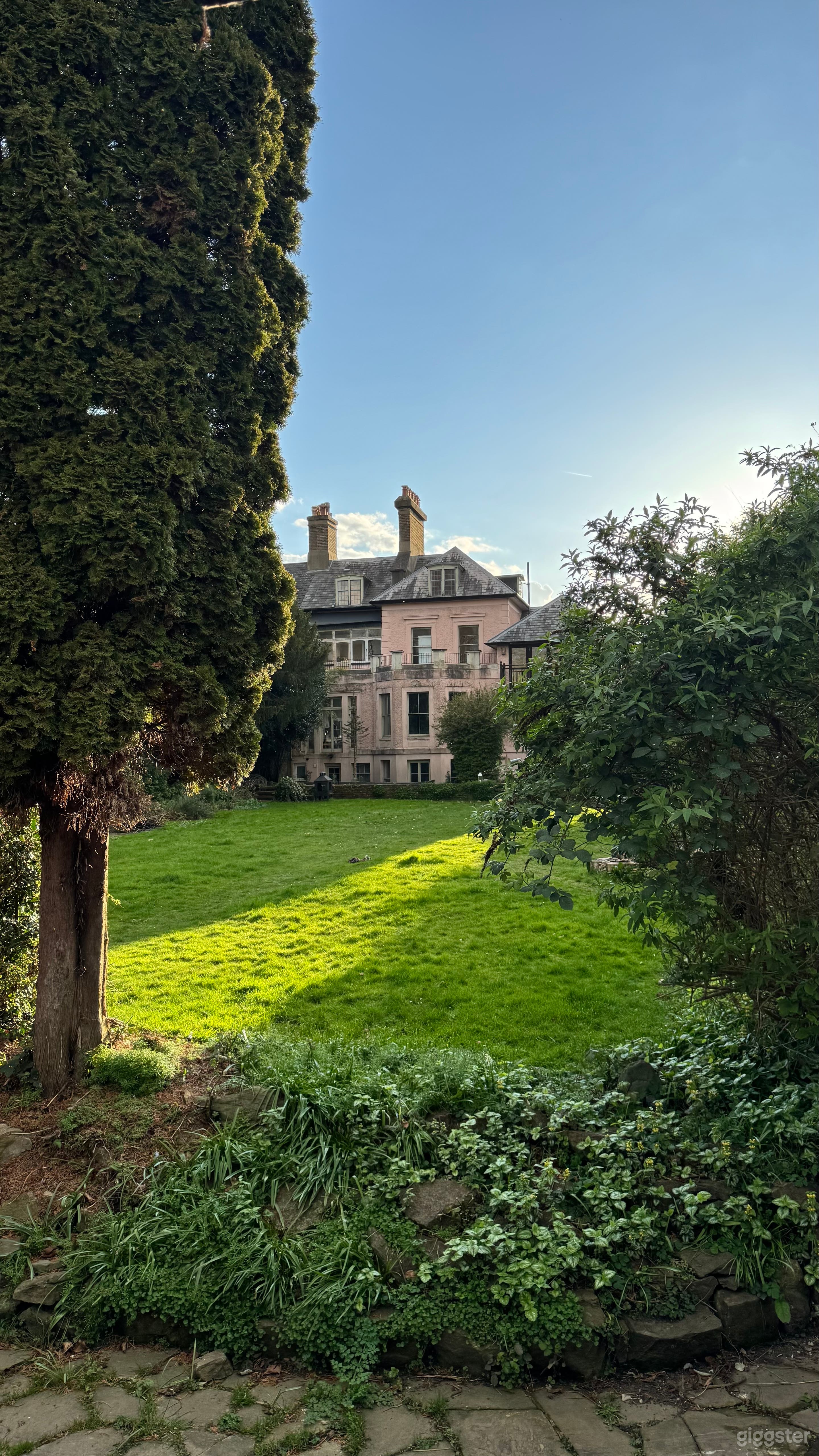 Riverside Property with Boathouse and Large Garden Photo 3