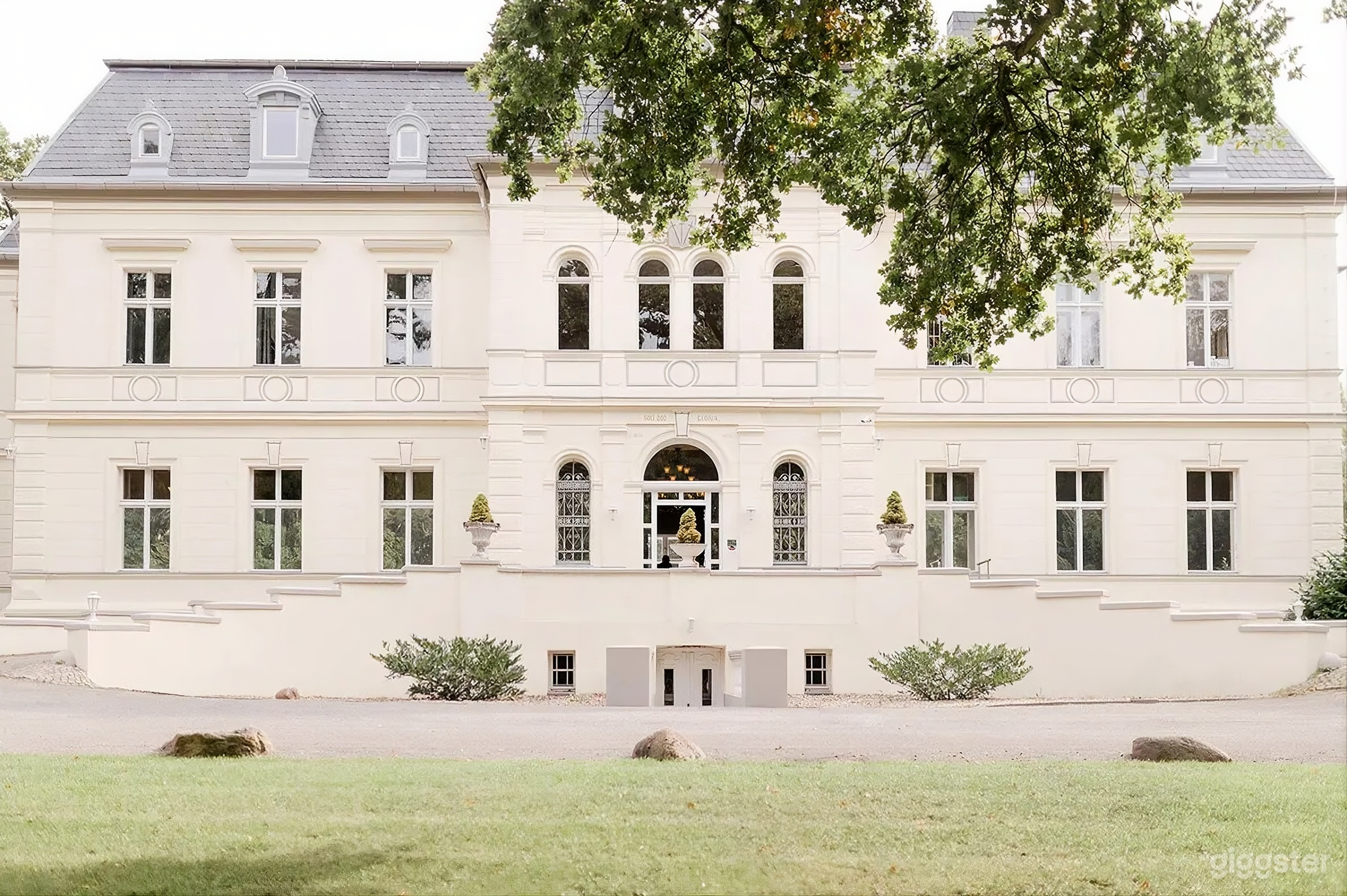 Historisches Schloss mit Park und See in der Nähe von Berlin Foto 4