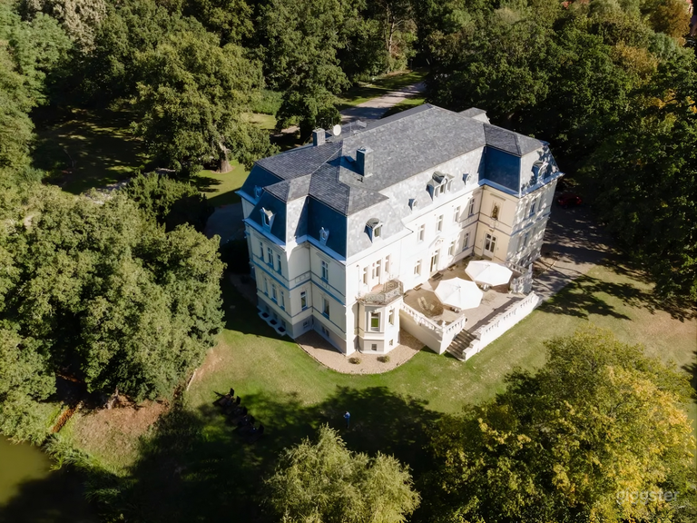  Historisches Schloss mit Park und See in der Nähe von Berlin 