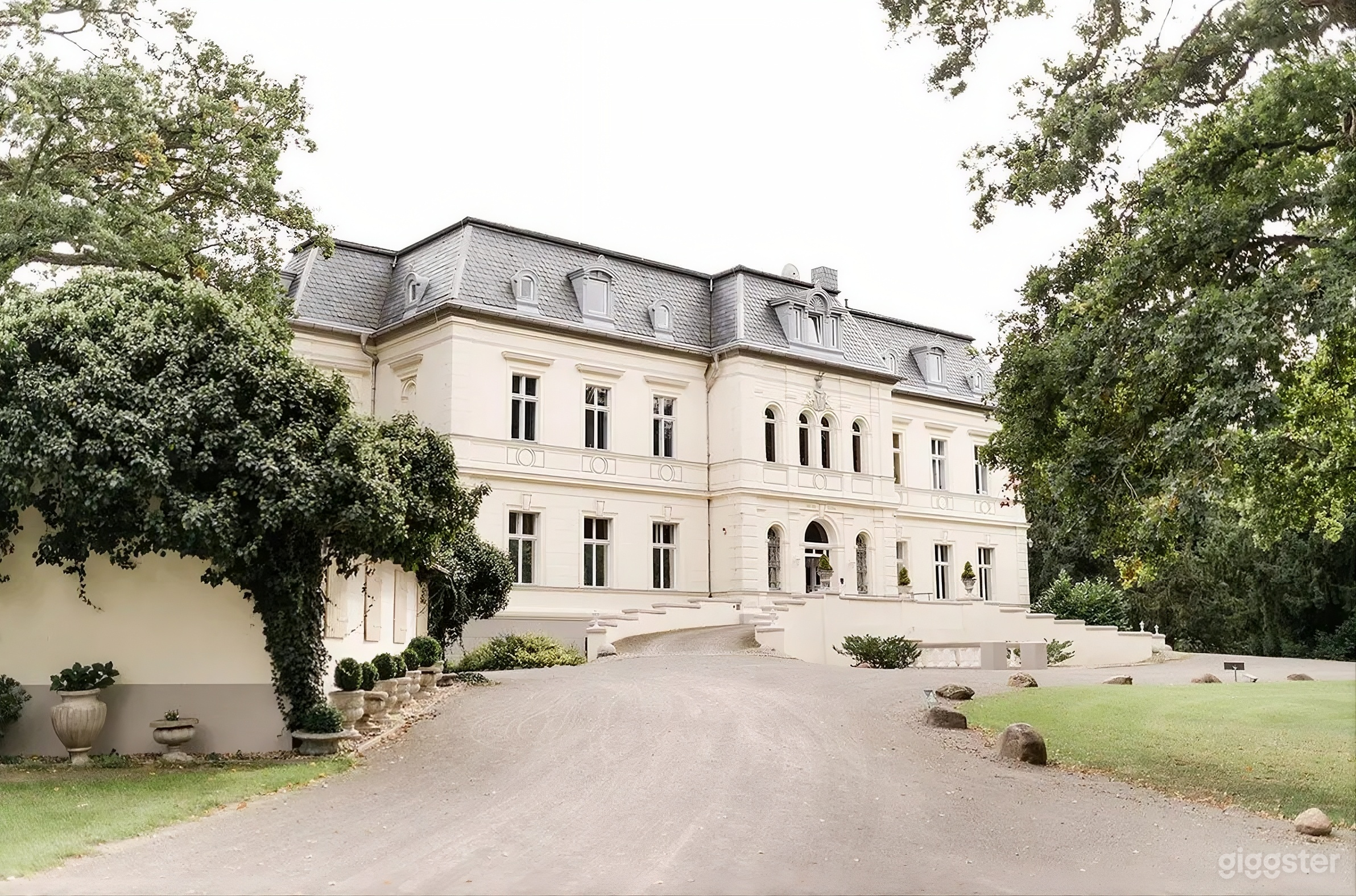 Historisches Schloss mit Park und See in der Nähe von Berlin Foto 3