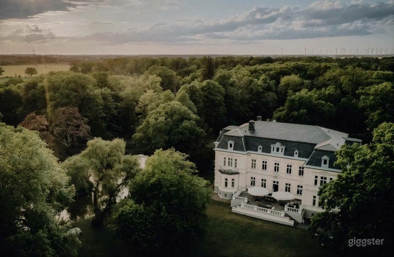 Historisches Schloss mit Park und See in der Nähe von Berlin 