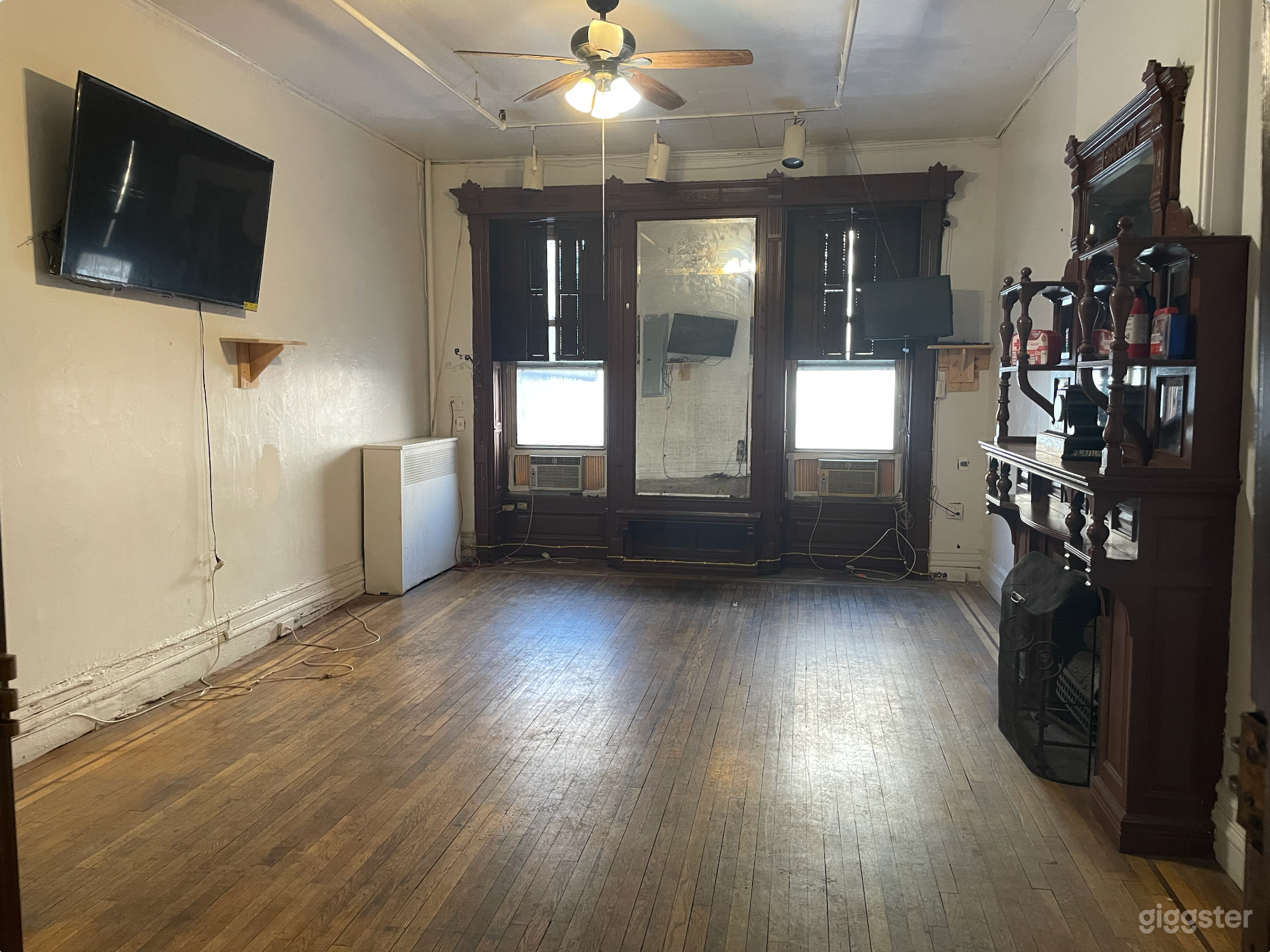 LARGE RENTAL ROOM AT CASTLE 351 front view 