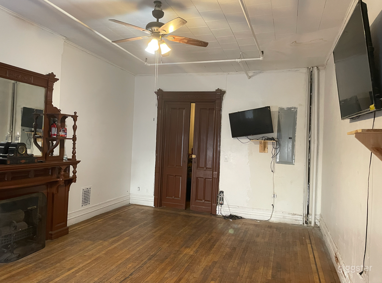  LARGE RENTAL ROOM AT CASTLE 351back/right view  