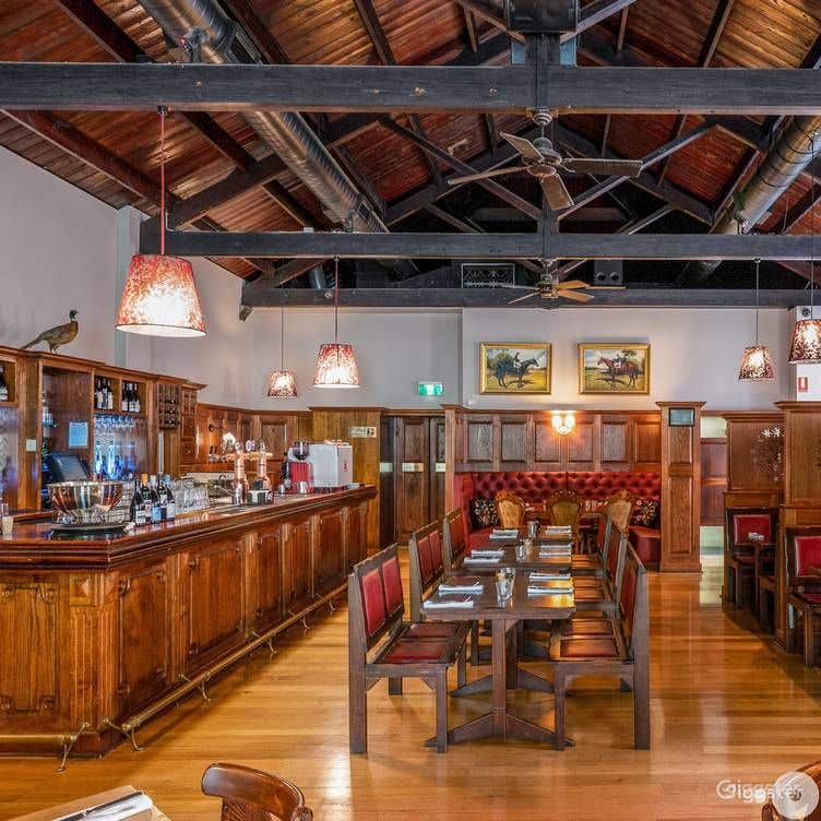 Classy and Comfortable Restaurant &amp; Bar Venue  Photo 2