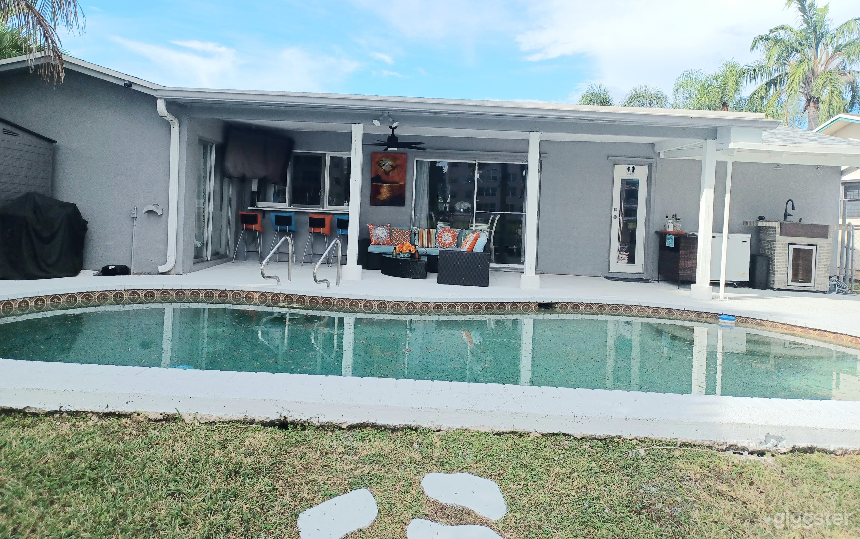 Beautiful Backyard w/ Pool &amp; Deck Overlooking Lake Photo 2