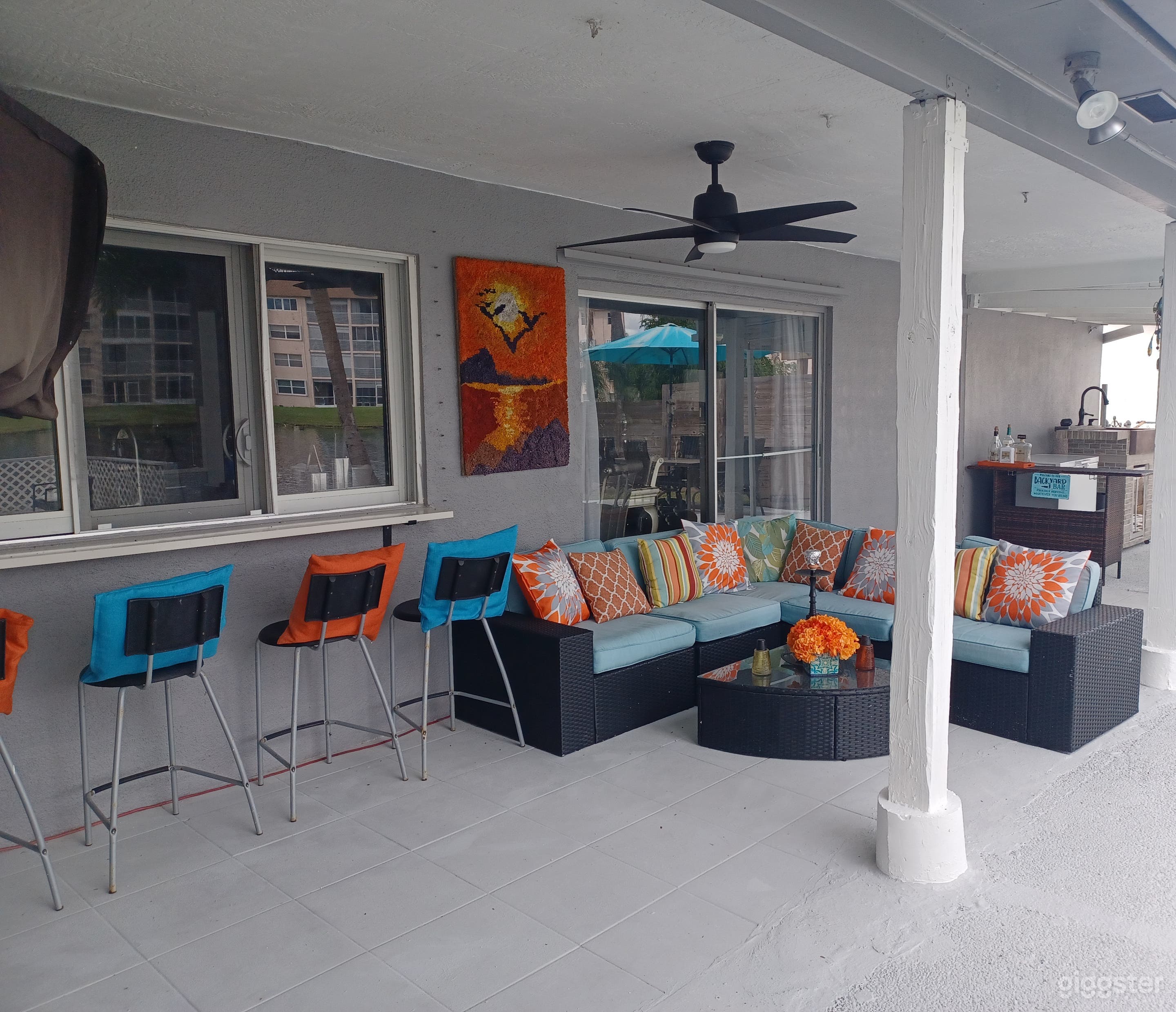 Beautiful Backyard w/ Pool &amp; Deck Overlooking Lake Photo 3