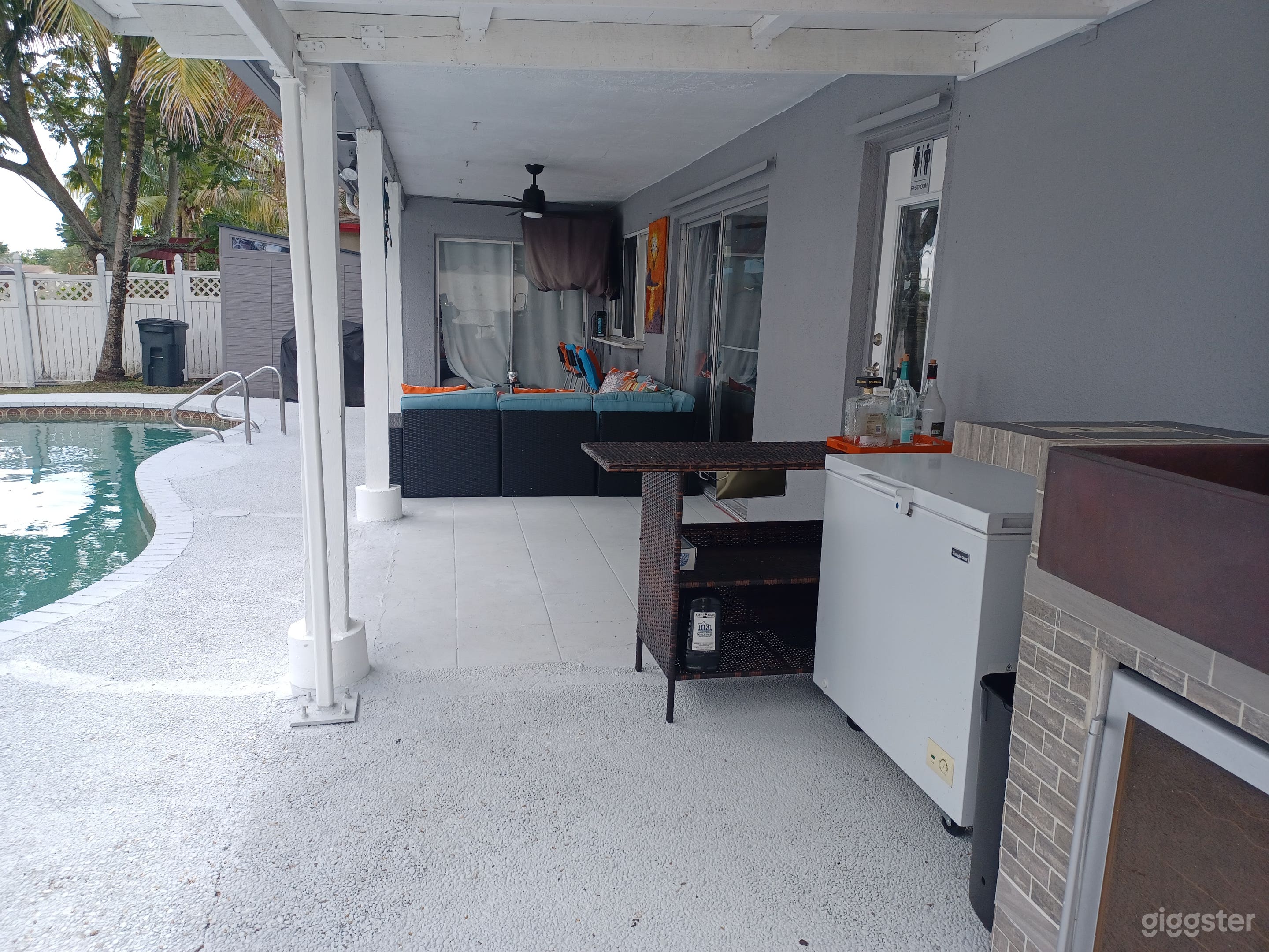 Beautiful Backyard w/ Pool &amp; Deck Overlooking Lake Photo 4