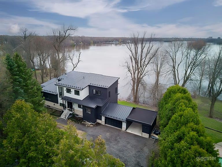  Propiedad frente al agua ultra privada de 2.3 acres cerca de Montreal 