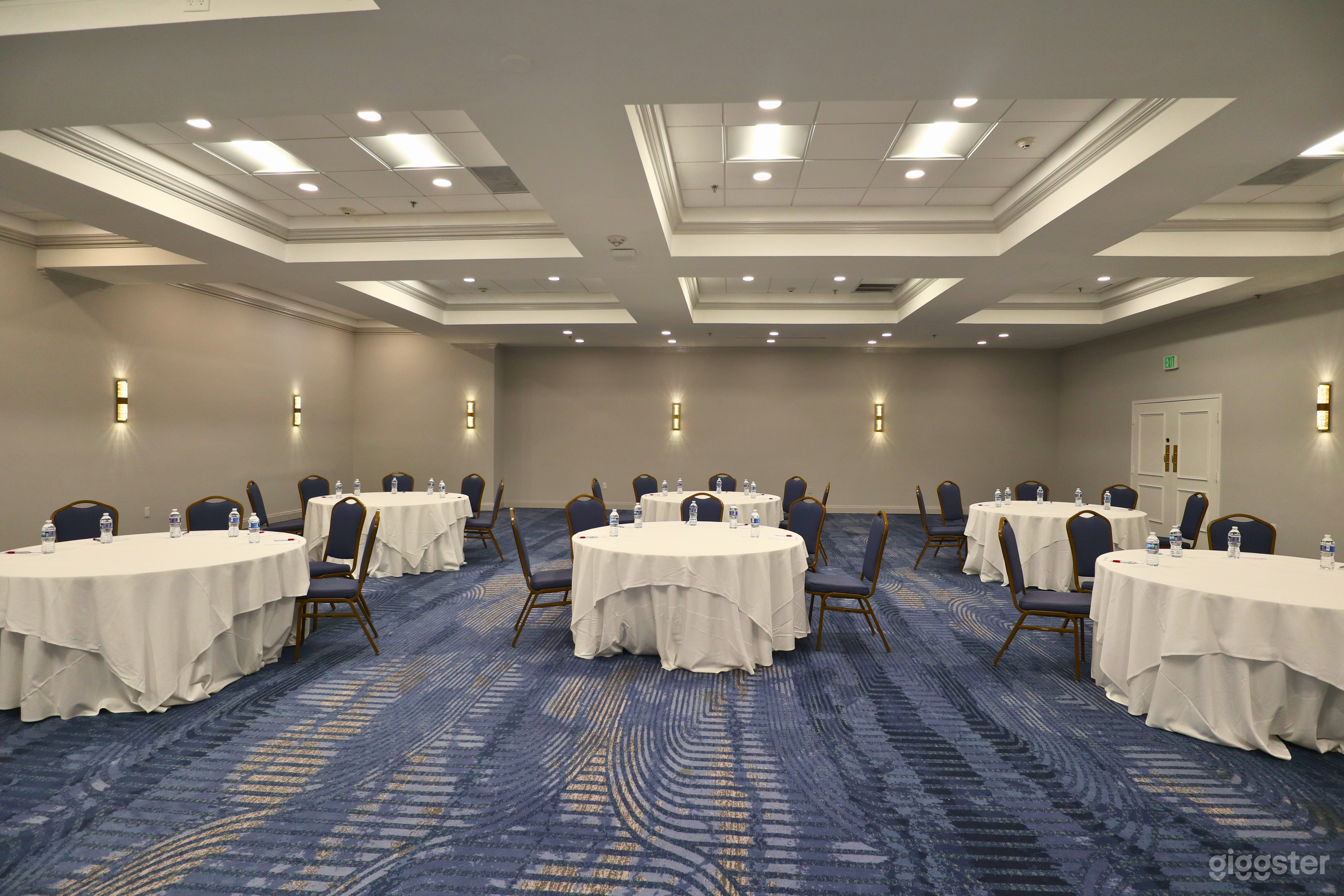 Elegant Meeting Room for Business Events Photo 4