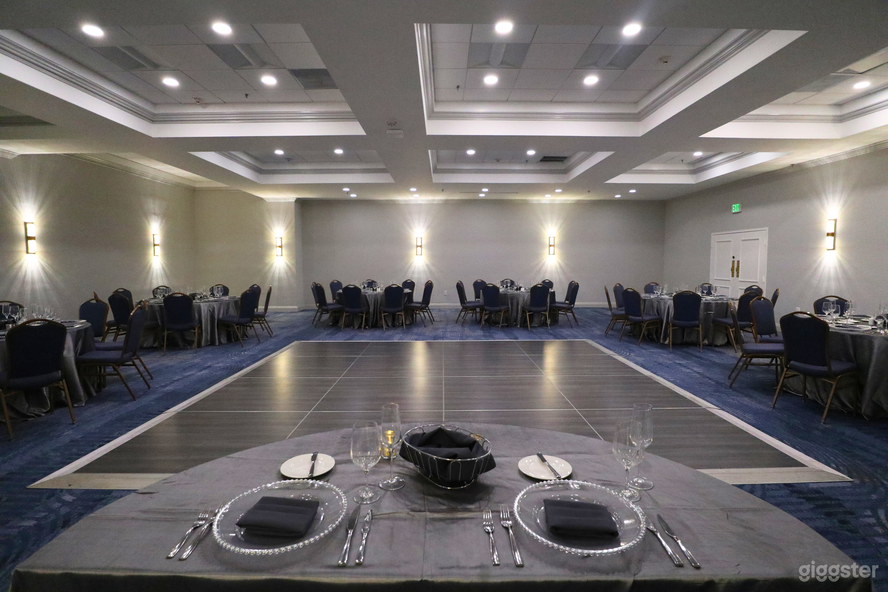 Elegant Meeting Room for Business Events Photo 2