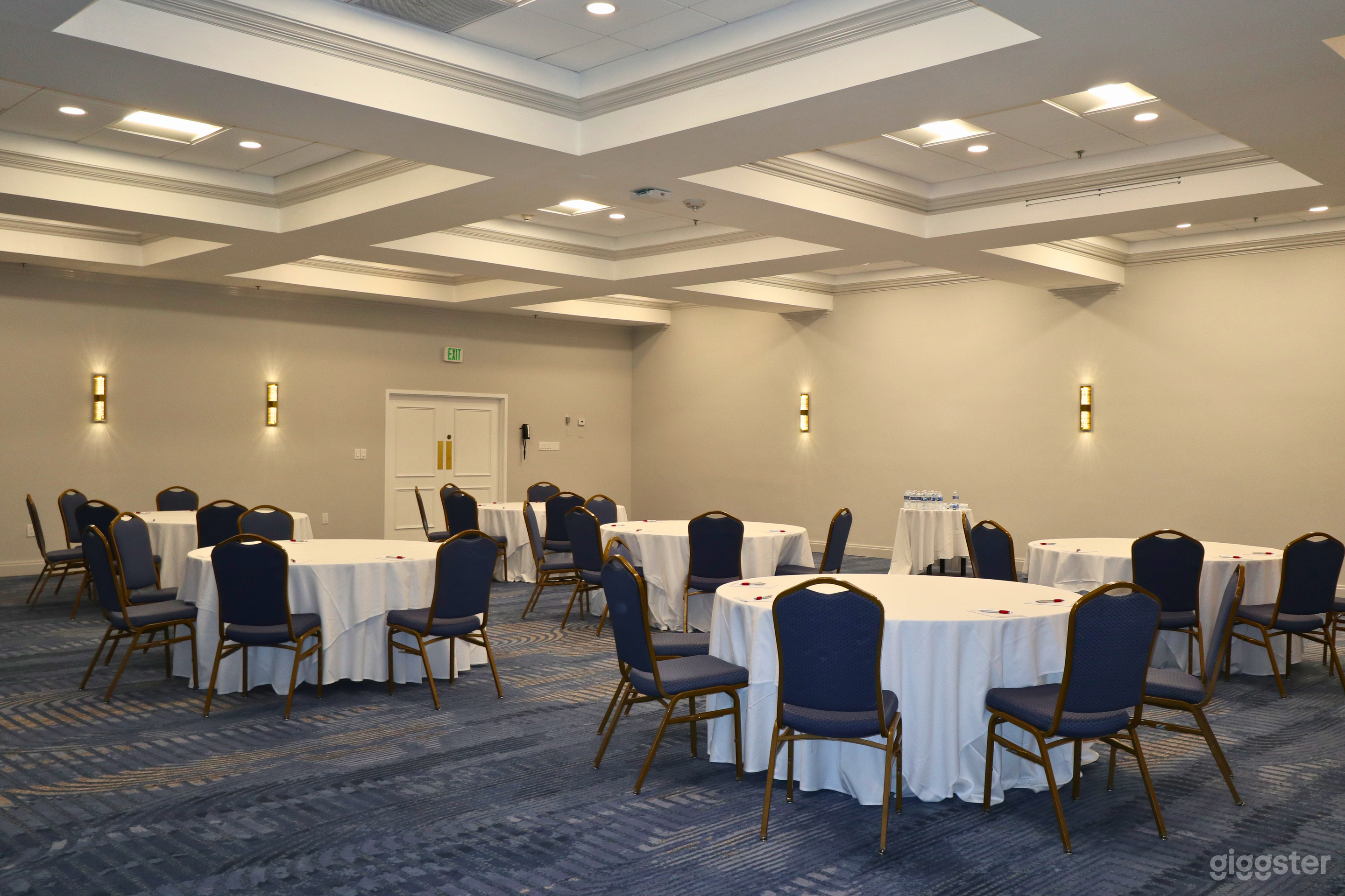 Elegant Meeting Room for Business Events Photo 3