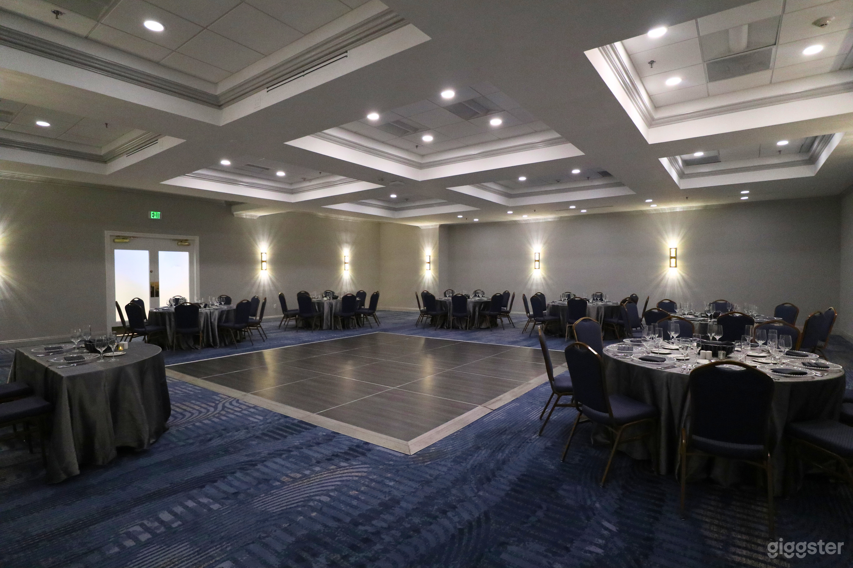 Elegant Meeting Room for Business Events Photo 1