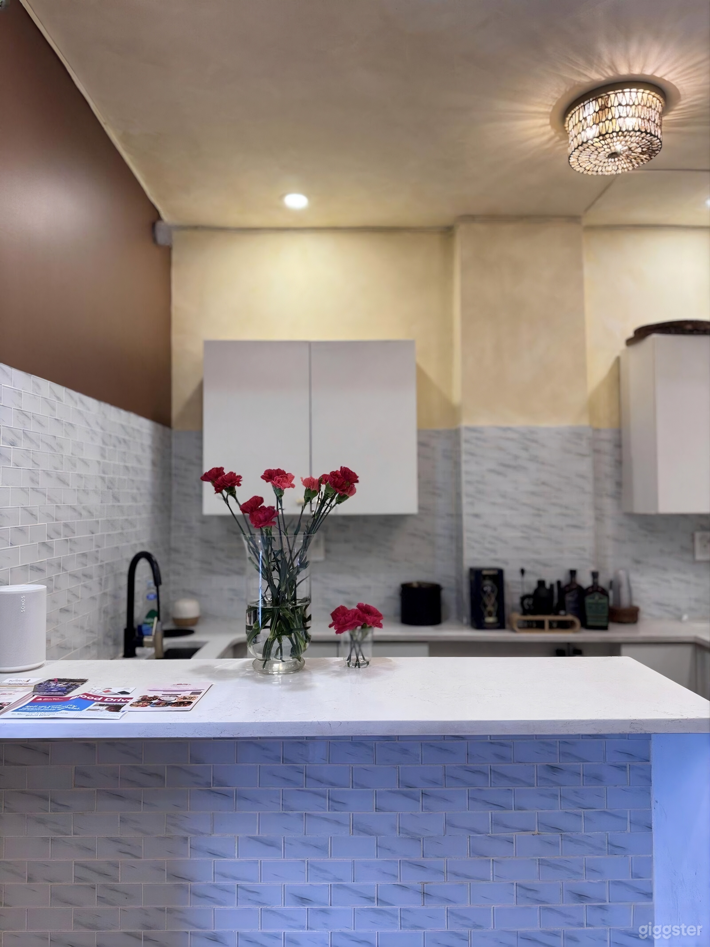 Modern Creative Studio with Bloom Bar & Event-Ready Design Photo 3