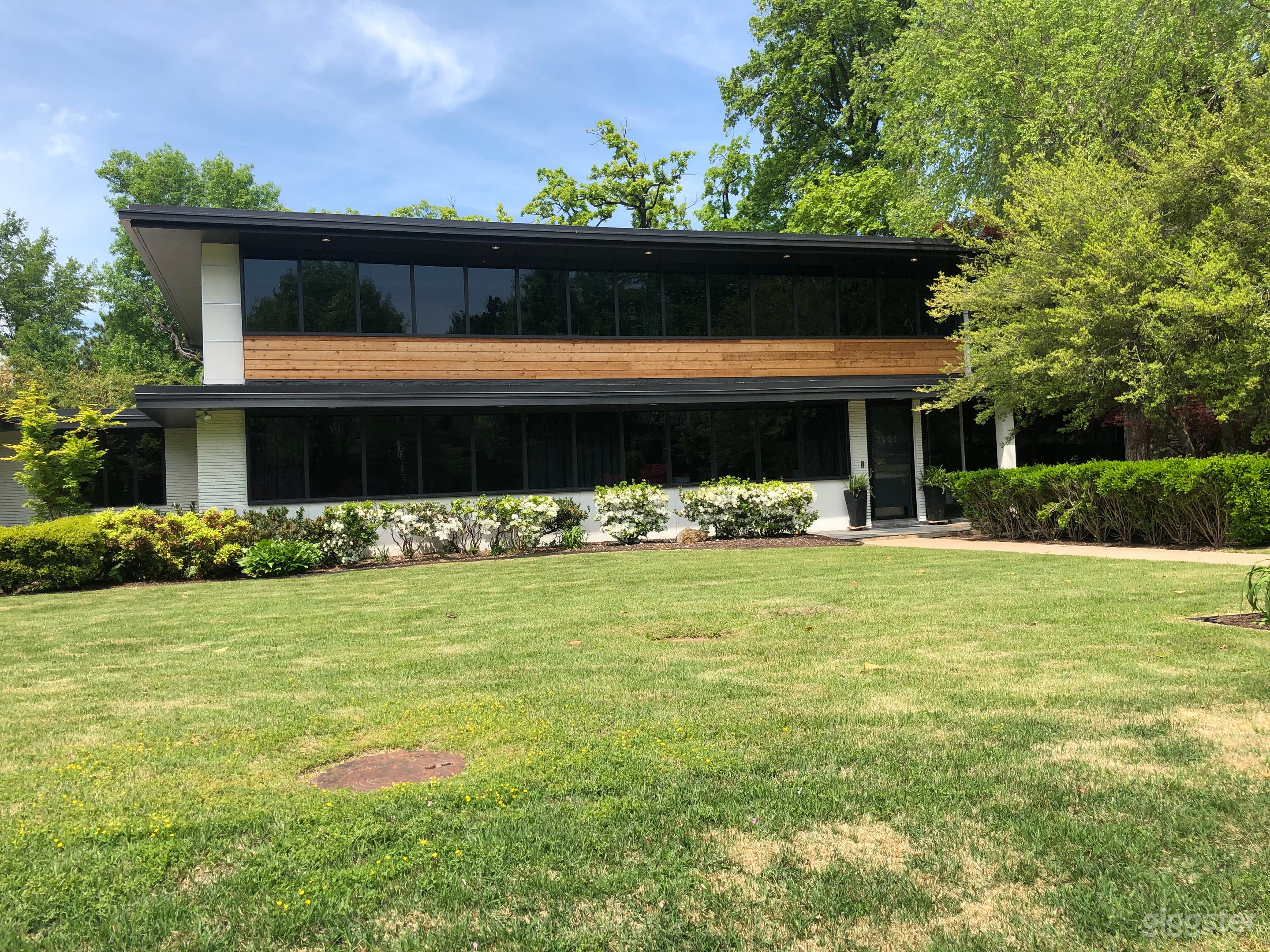 Midtown Tulsa Treehouse: Modern 1950s Oasis Photo 1