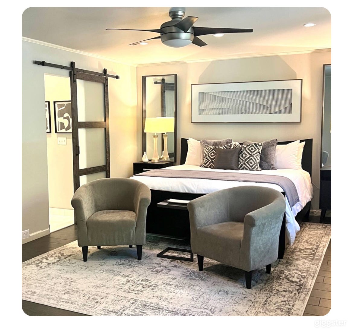 Bright modern bedroom 