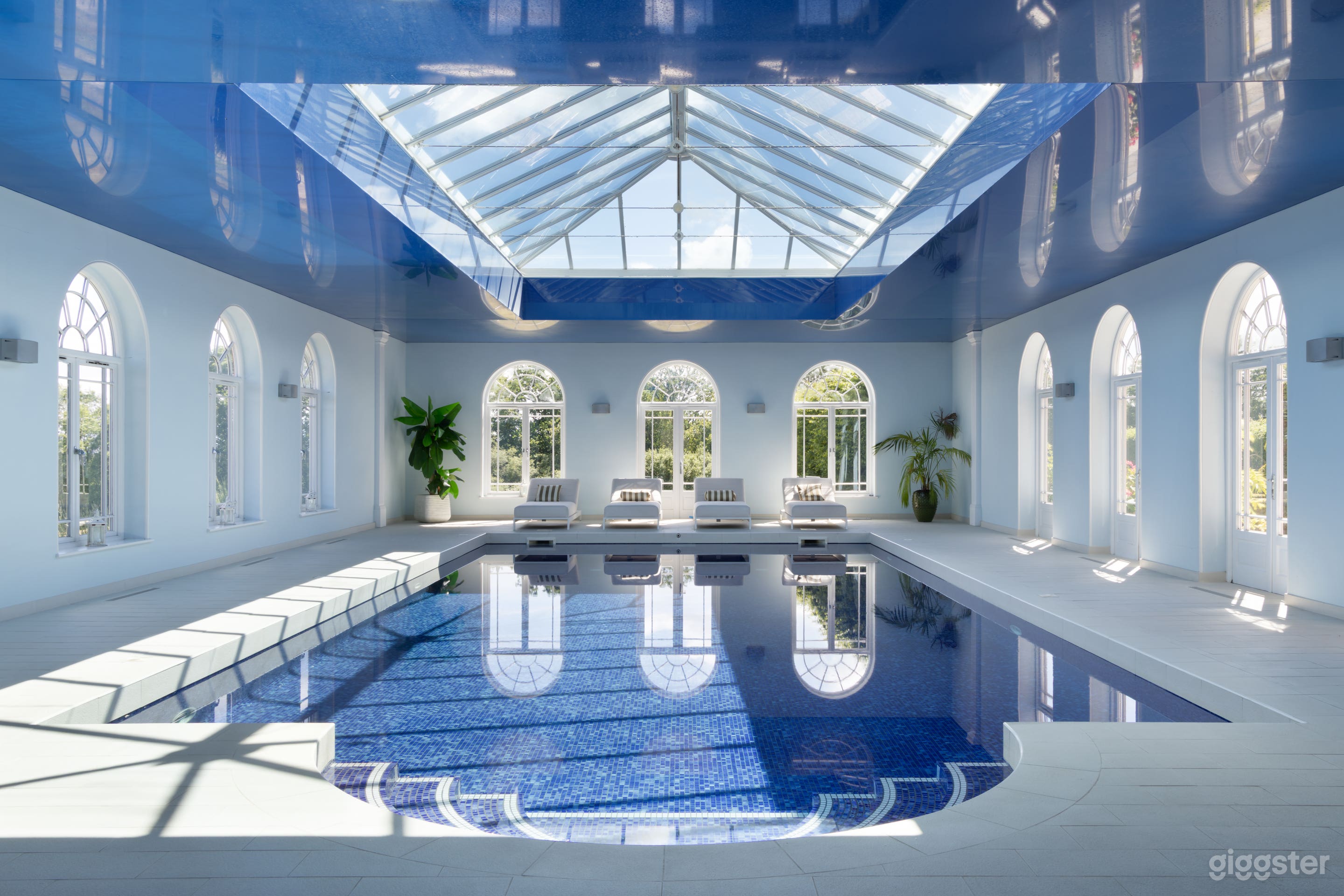 Regency House with Indoor Swimming Pool, Bar and Heli-pad Photo 4