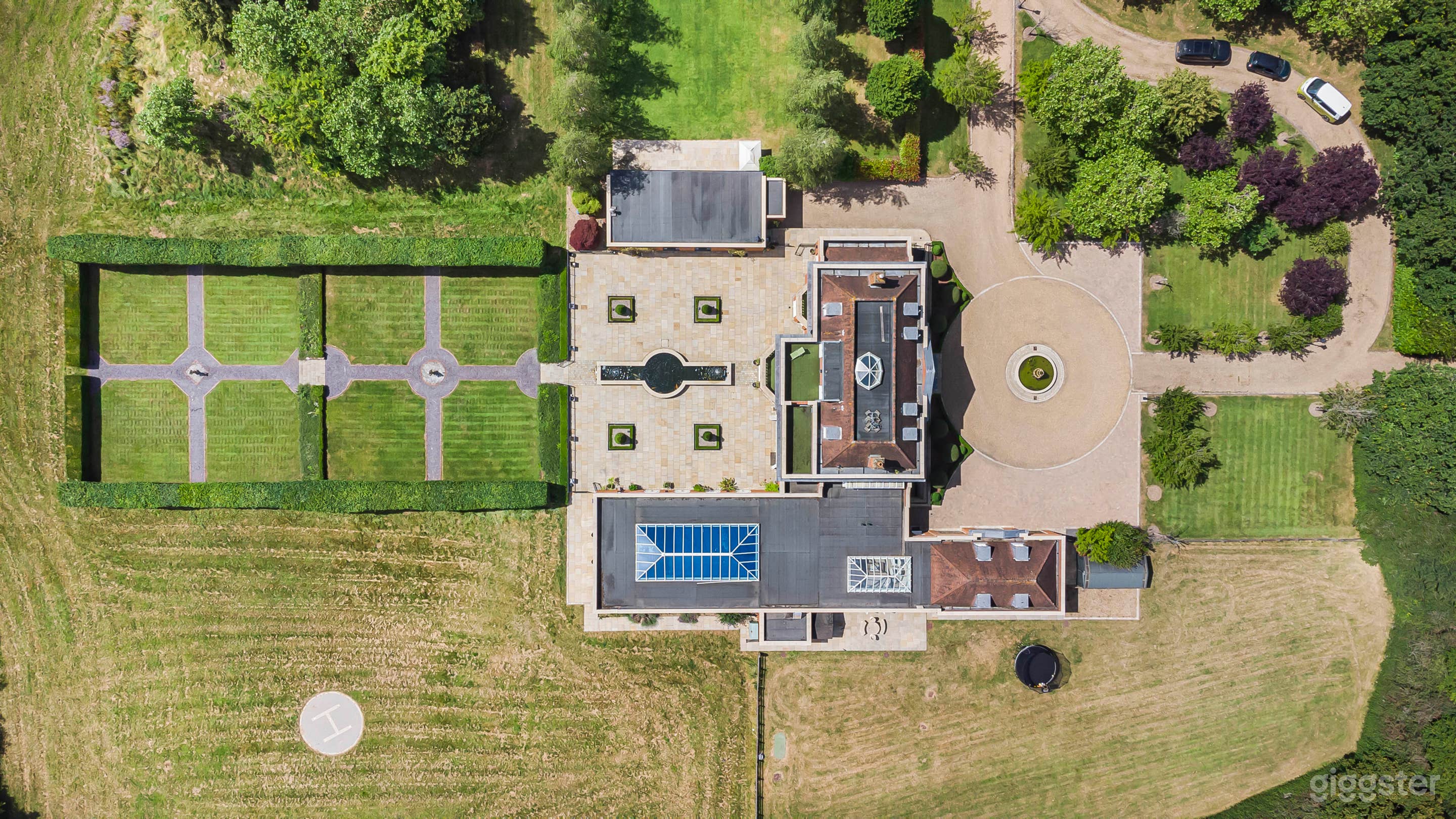 Regency House with Indoor Swimming Pool, Bar and Heli-pad Photo 3