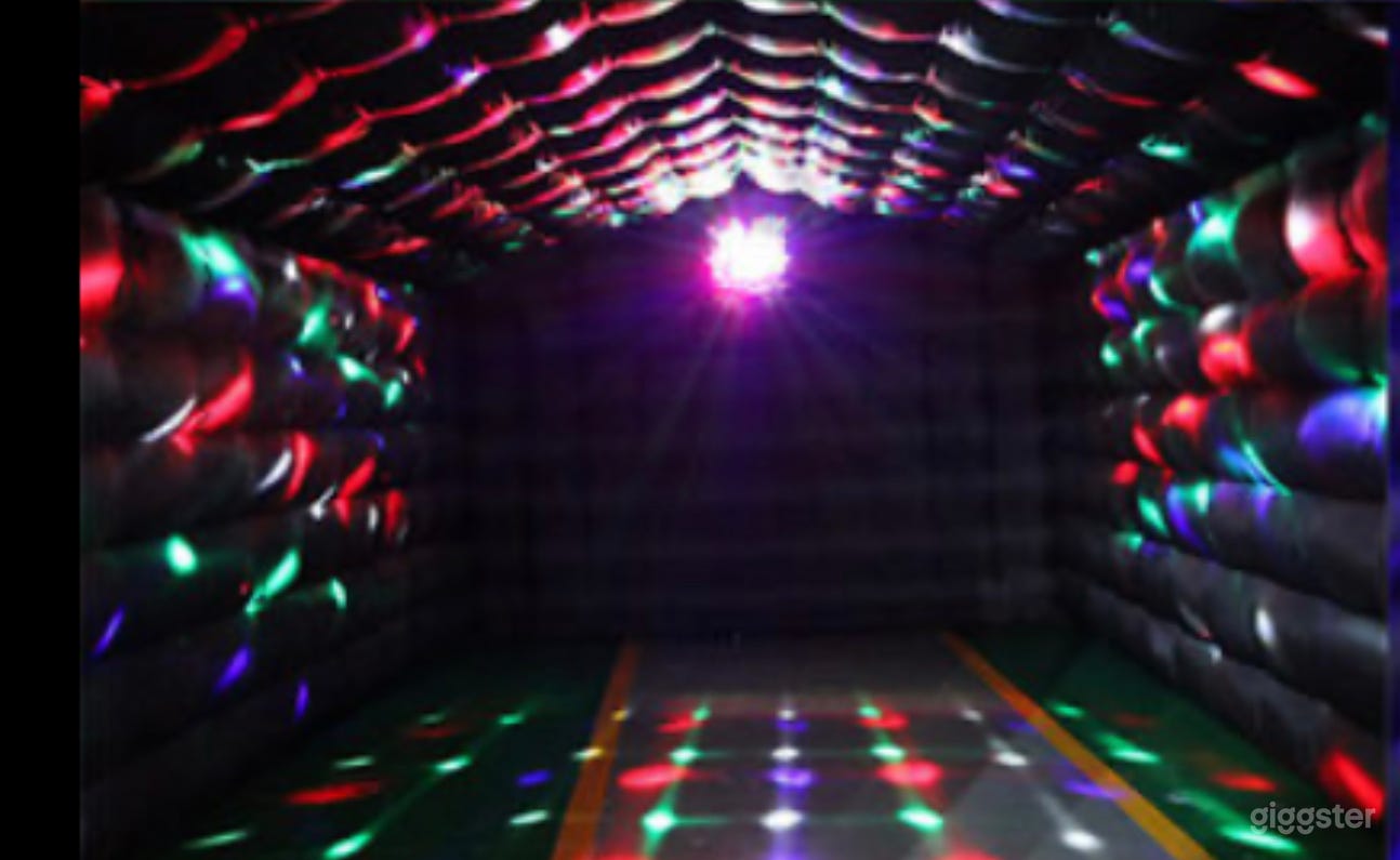 Outdoor Nightclub/Lounge  Photo 3