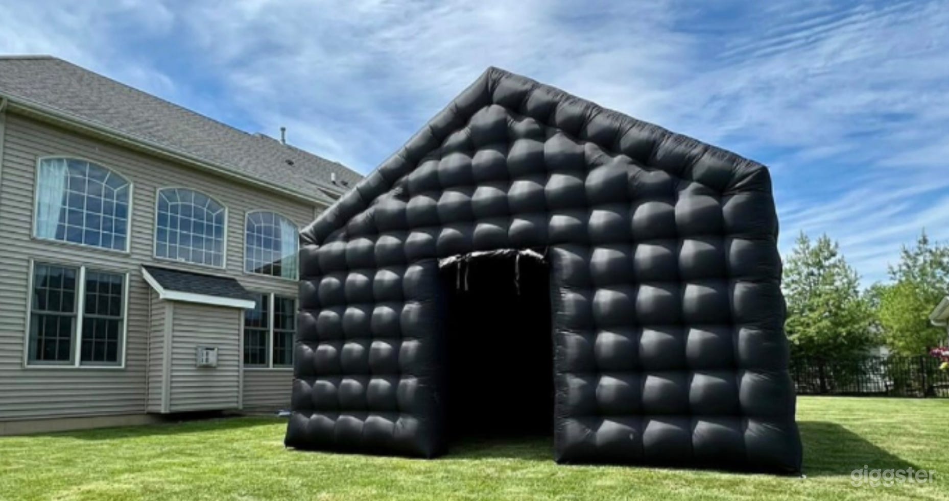 Outdoor Nightclub/Lounge  Photo 1