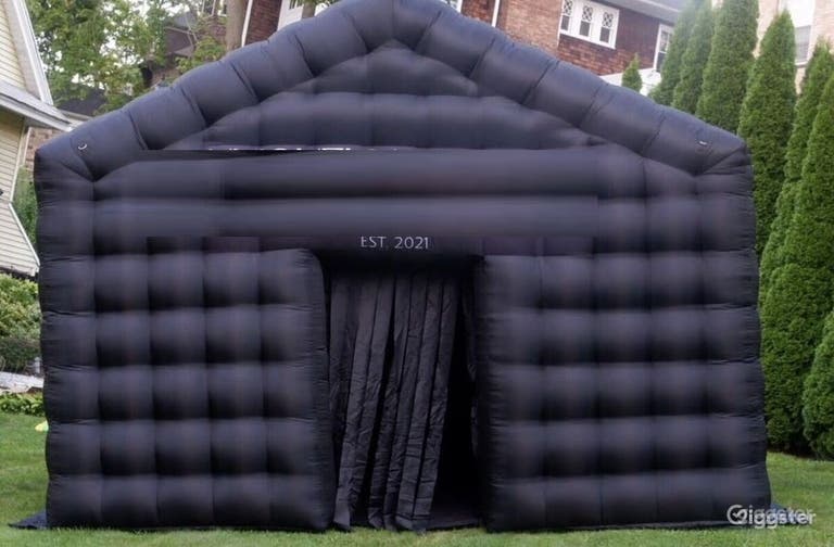  Outdoor Nightclub/Lounge  