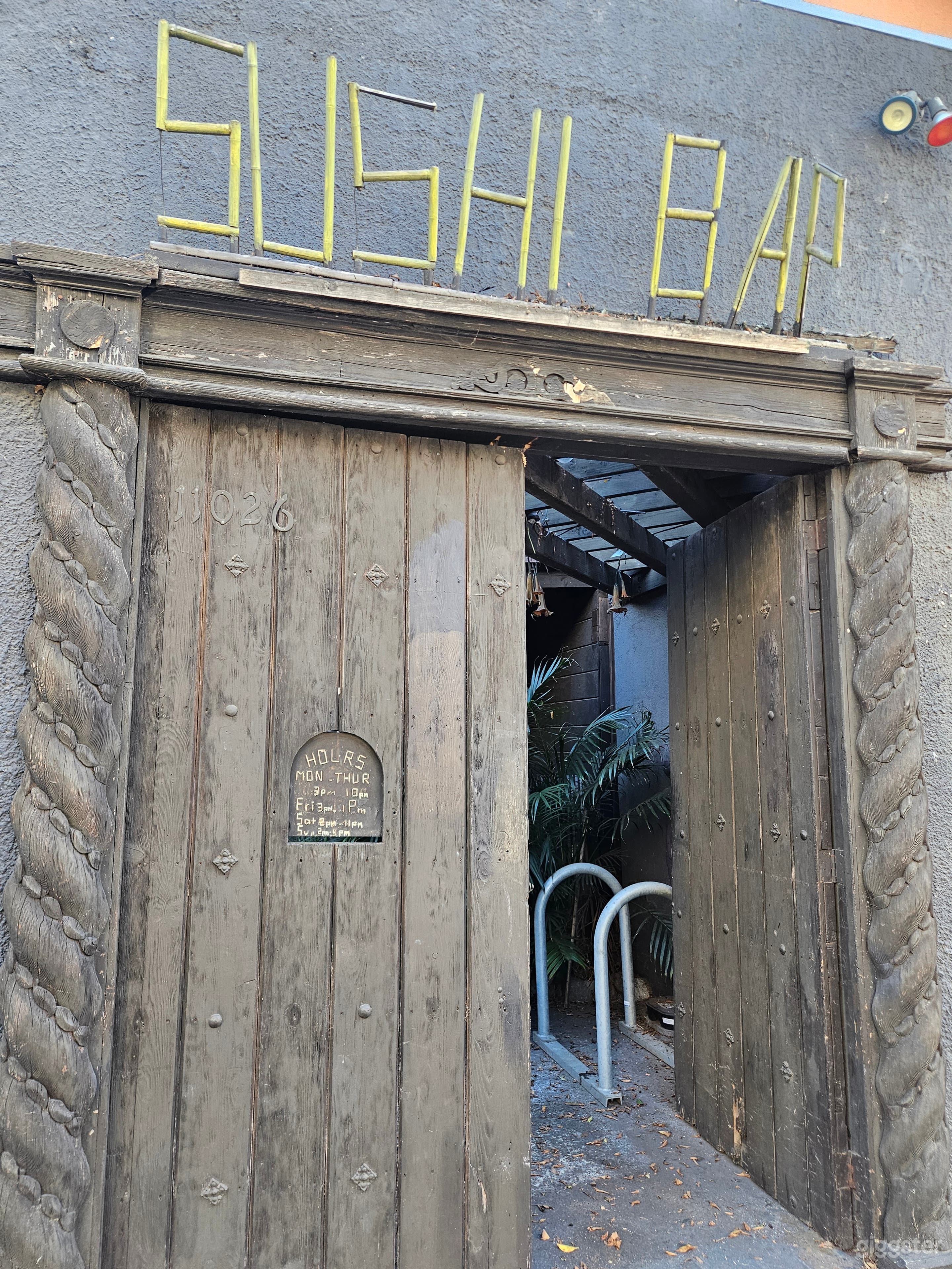 Rustic and Tropical Restaurant with Bar and Patio Photo 3