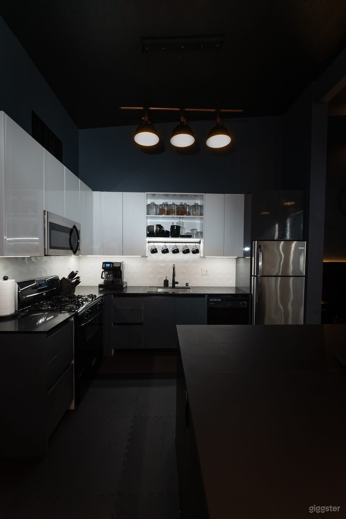 INDUSTRIAL MODERN LOFT IN THE NOHO ARTS DISTRICT Photo 3