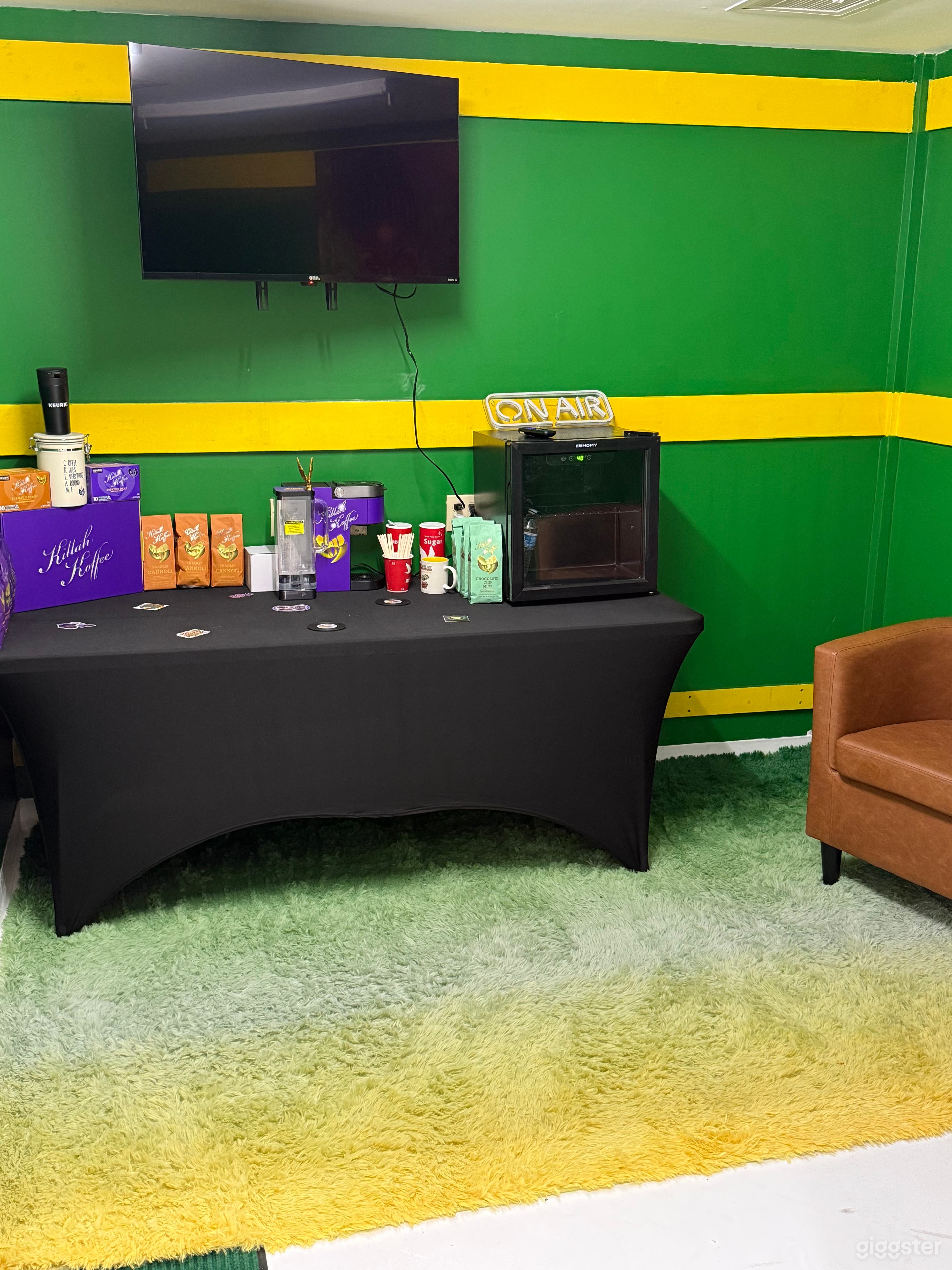 Lions Den Green Room Photo 2
