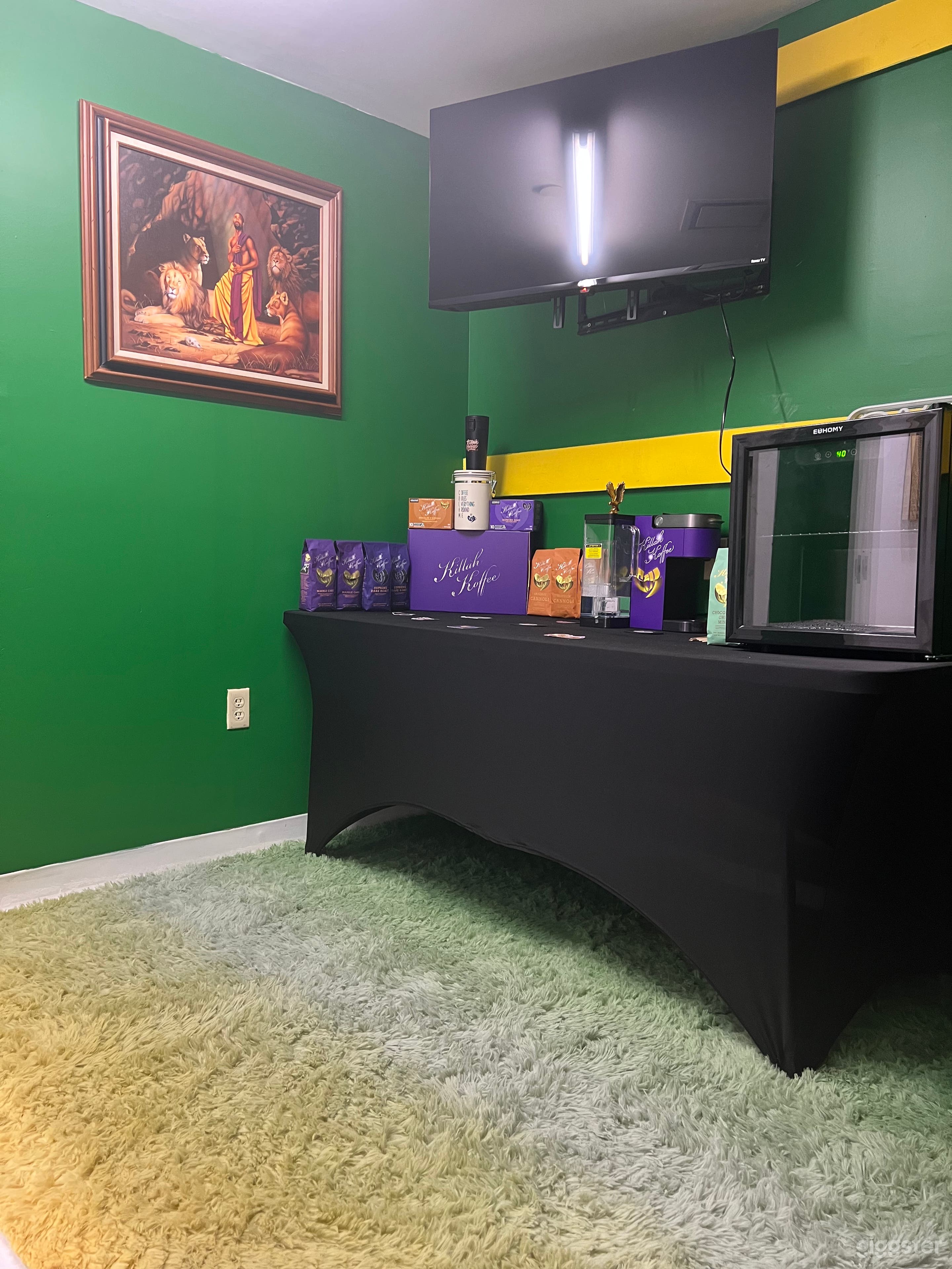 Lions Den Green Room Photo 3