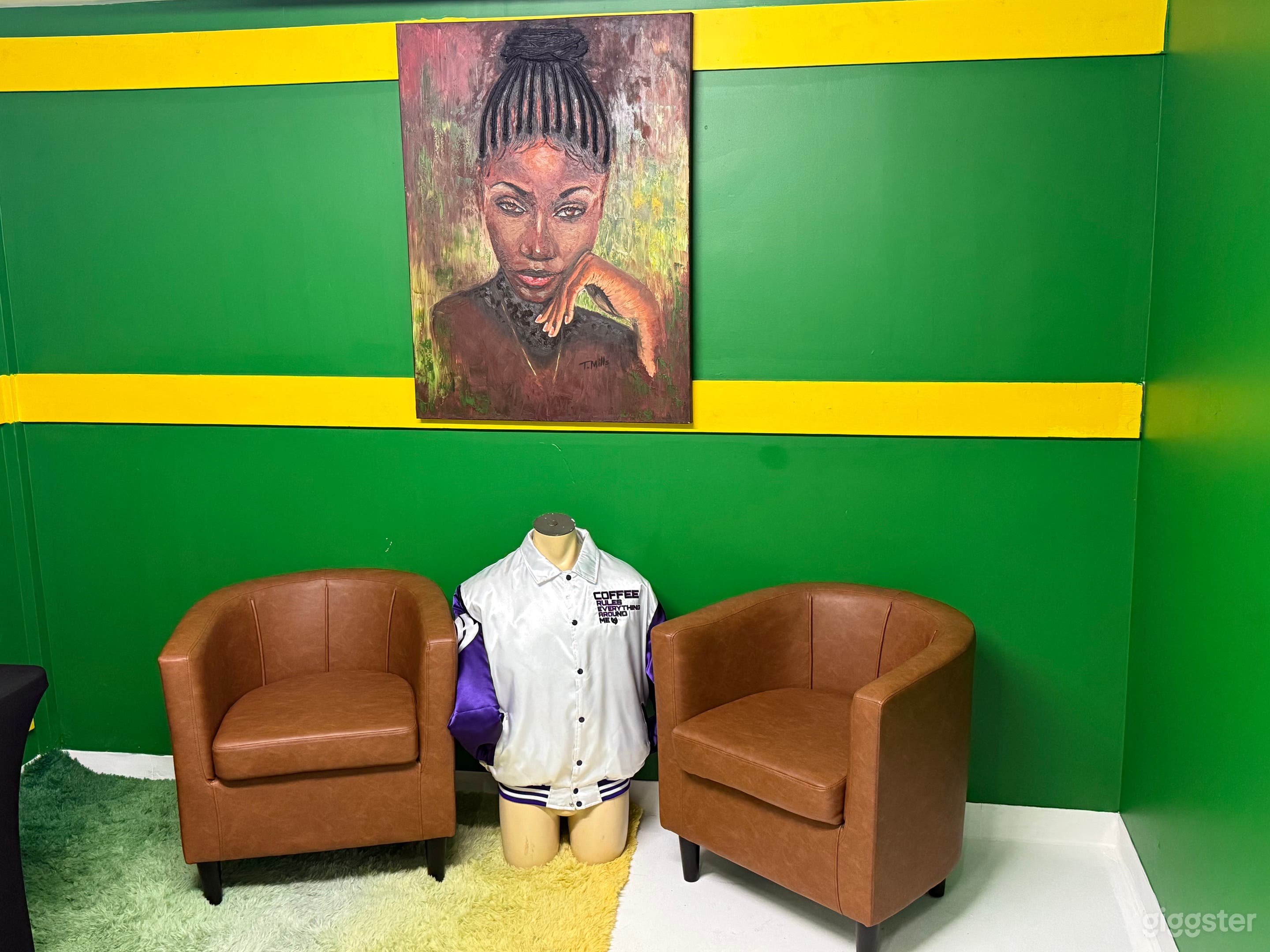 Lions Den Green Room Photo 1
