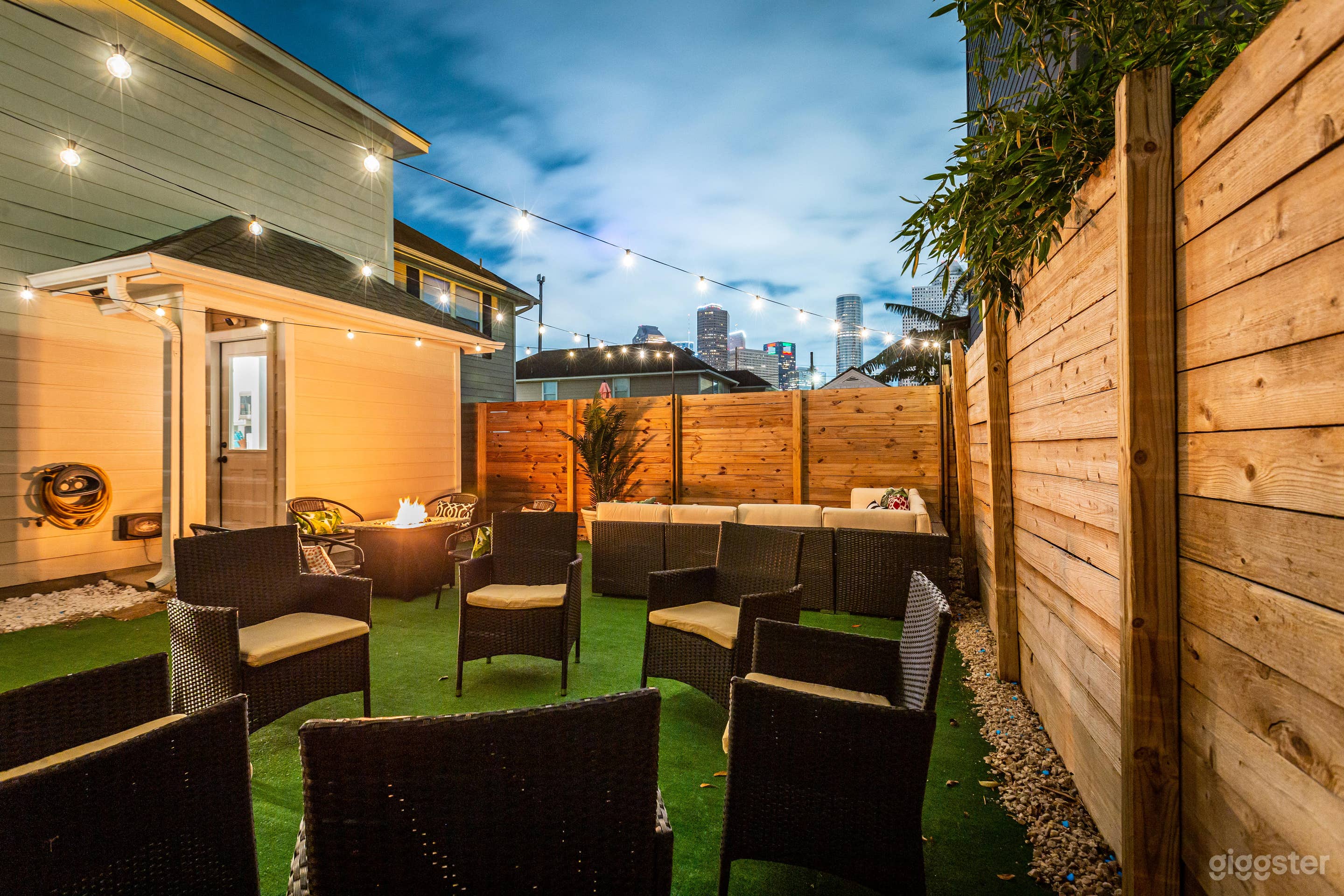 Cozy Urban Backyard Photo 3