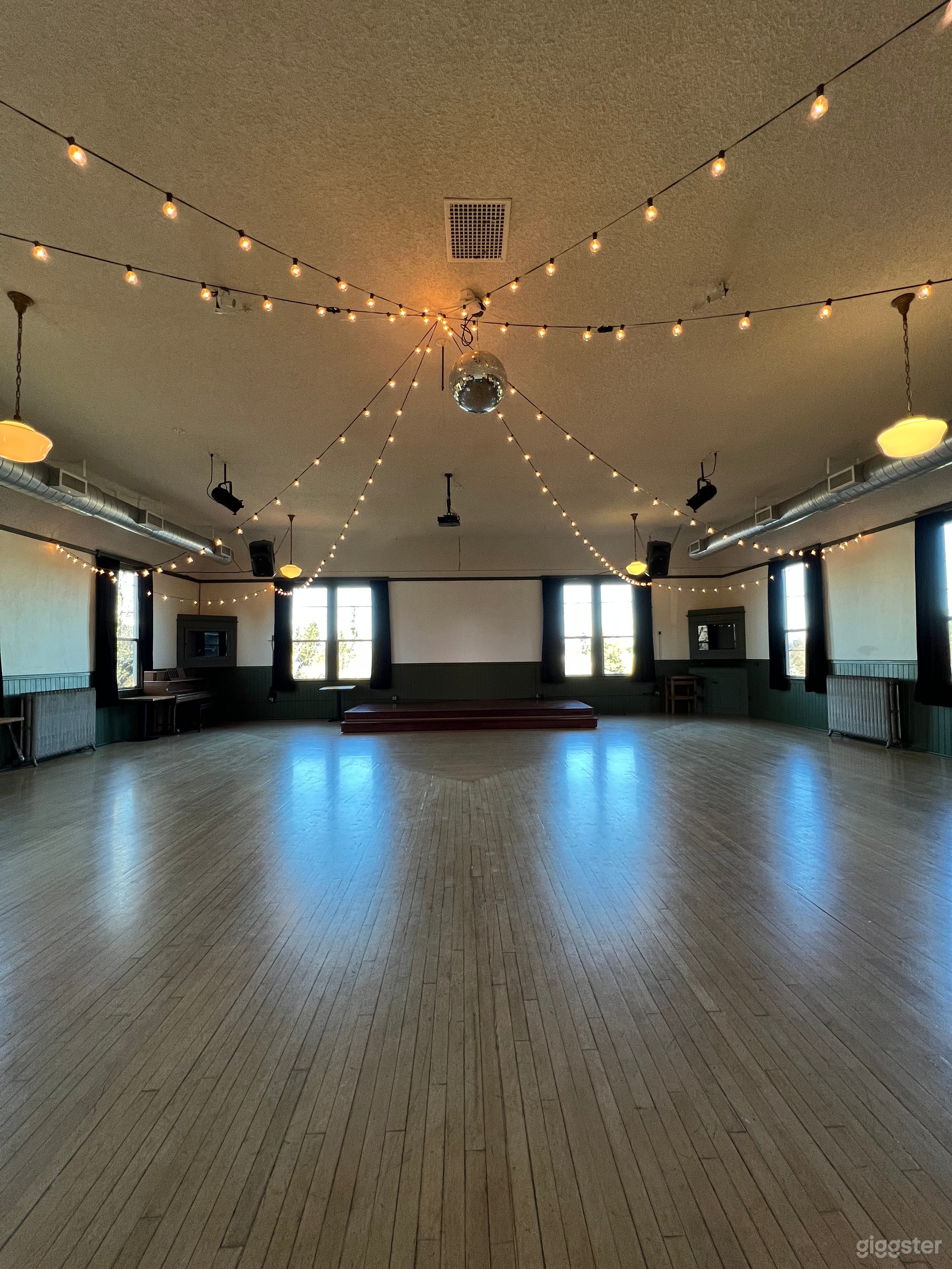 Historic Ballroom: Natural Lighting &amp; In-house F/B catering Photo 2