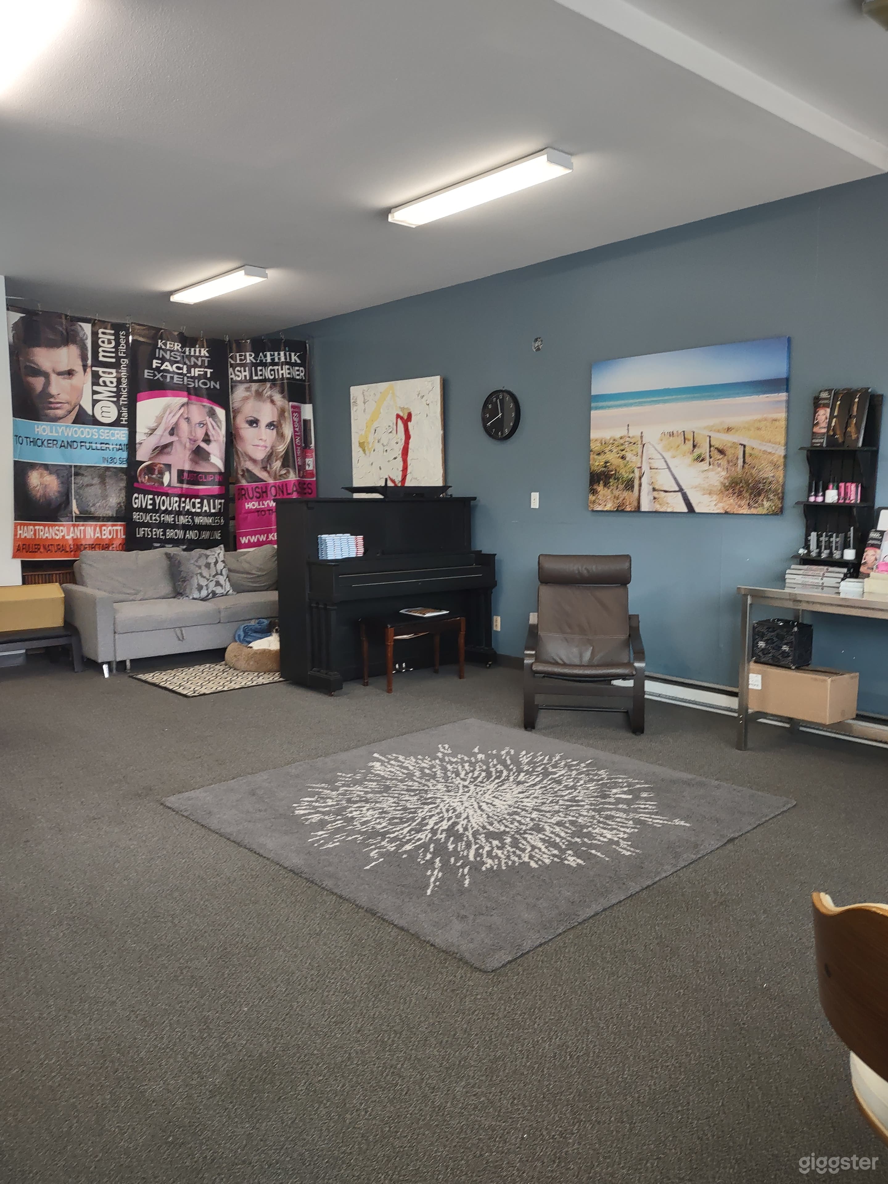 Versatile Room in Warehouse with many props. Photo 2