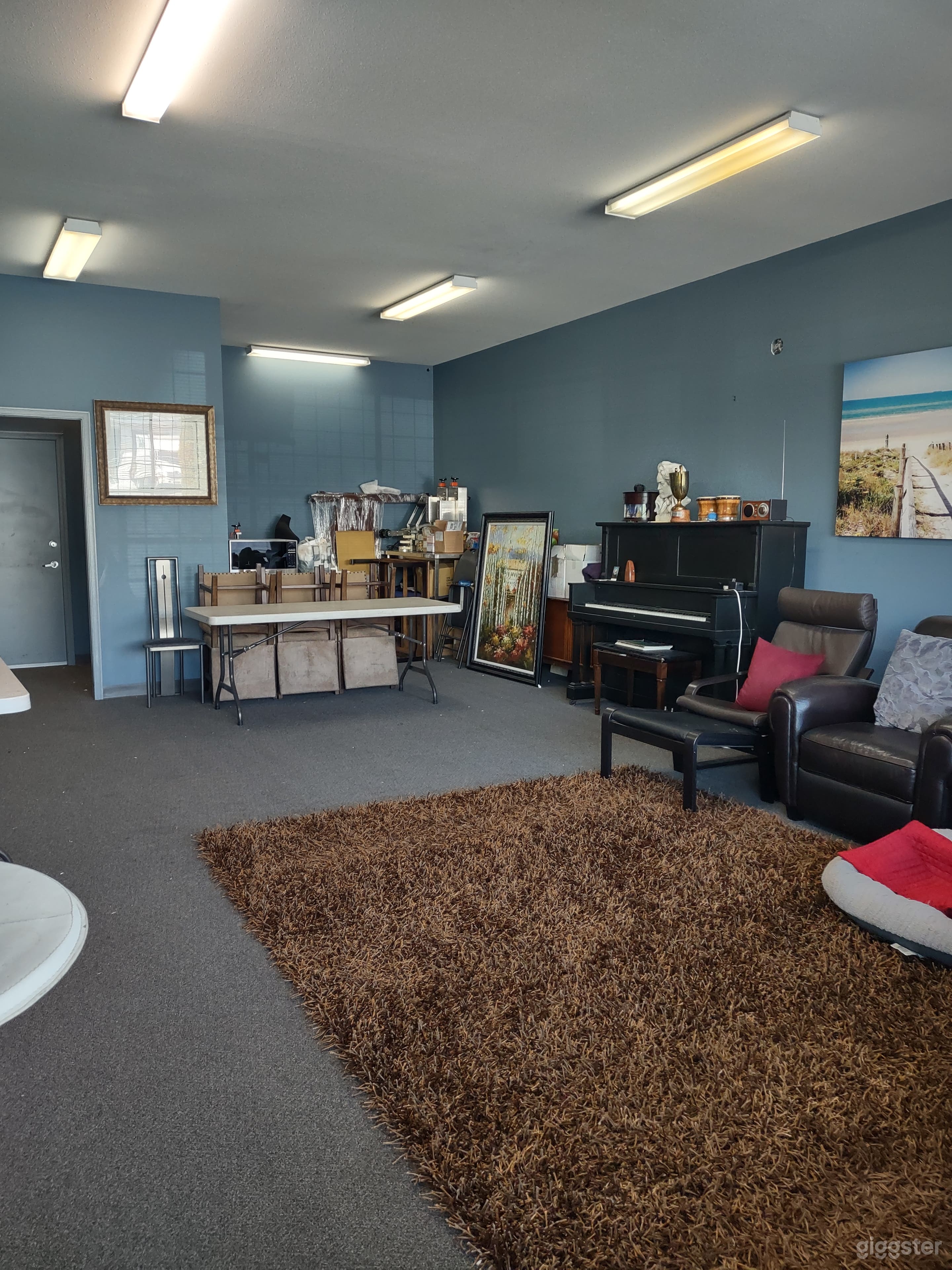 Versatile Room in Warehouse with many props. Photo 4