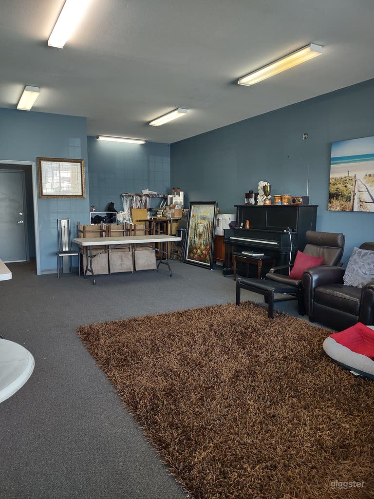  Versatile Room in Warehouse with many props. 