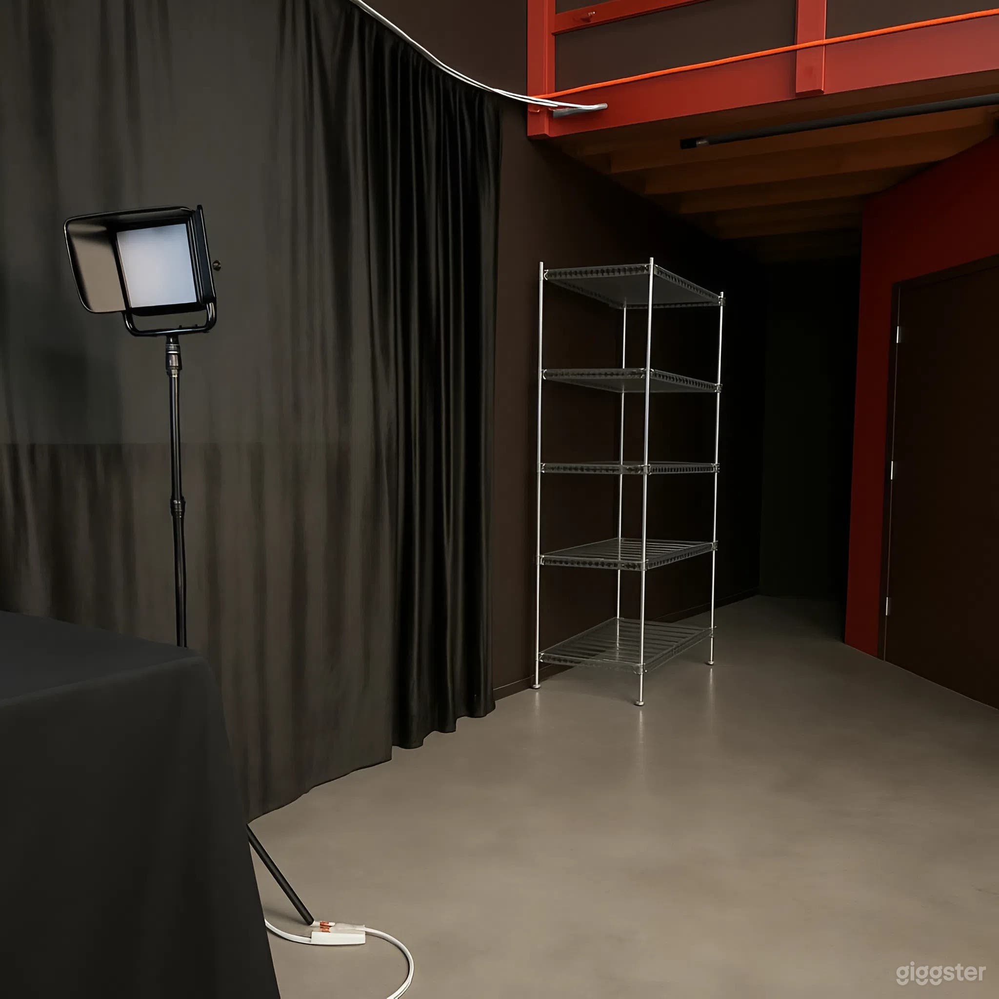 9,000 Sq Ft Art Space - Parking On Site- Studio/Film Space  Photo 4